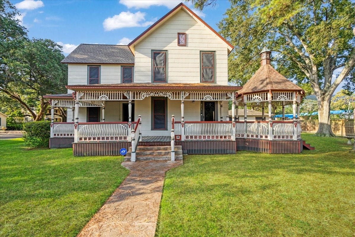 816 W Adoue Street, Alvin, TX 77511 816 W Adoue Street, Alvin, TX 77511