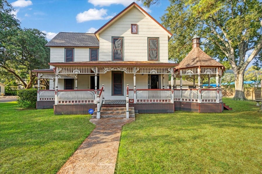 Property photo for 816 W Adoue Street, Alvin, TX