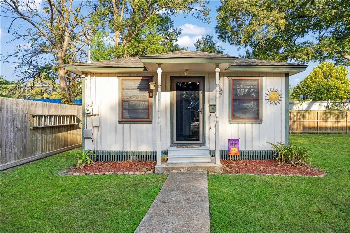 816 W Adoue Street, Alvin, TX 77511 816 W Adoue Street, Alvin, TX 77511
