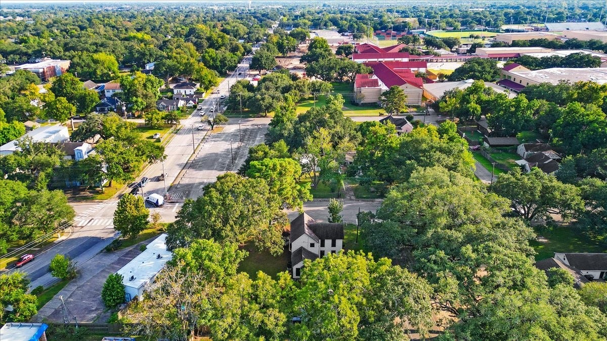 816 W Adoue Street, Alvin, TX 77511 816 W Adoue Street, Alvin, TX 77511