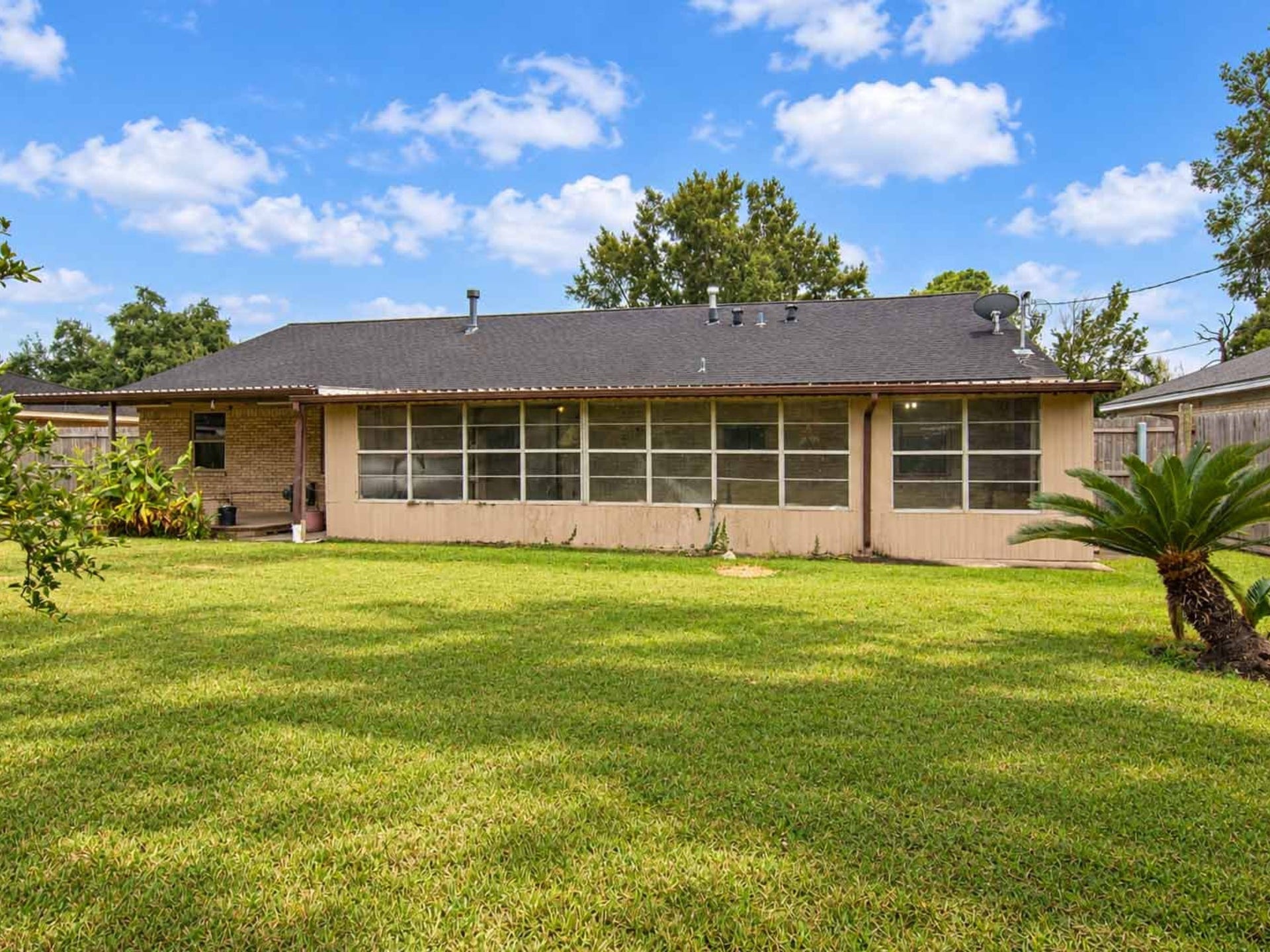 10323 Winding Trail Road, La Porte, TX 77571 Great yard for entertaining.