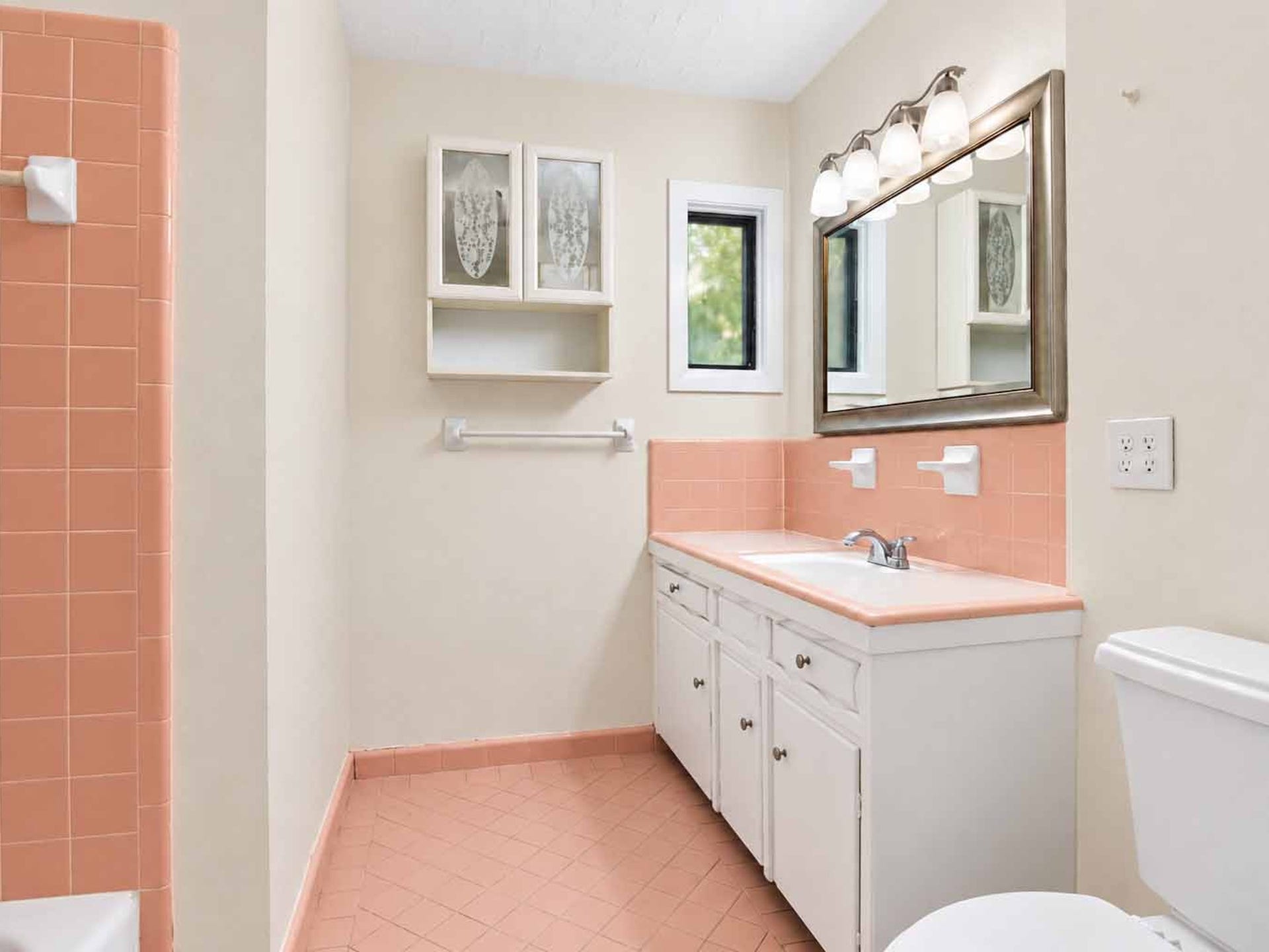 10323 Winding Trail Road, La Porte, TX 77571 Second bathroom.