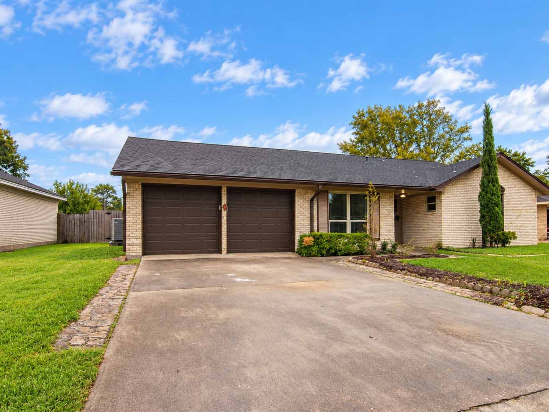 10323 Winding Trail Road, La Porte, TX 77571 Double wide drive way.