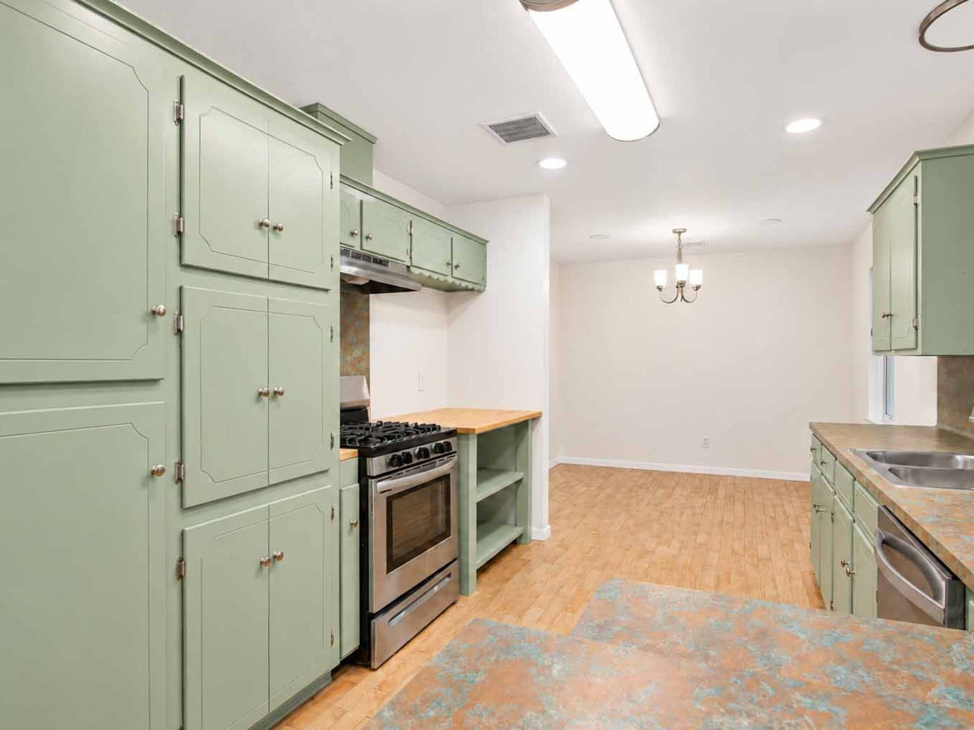 10323 Winding Trail Road, La Porte, TX 77571 Lots of cabinet space.