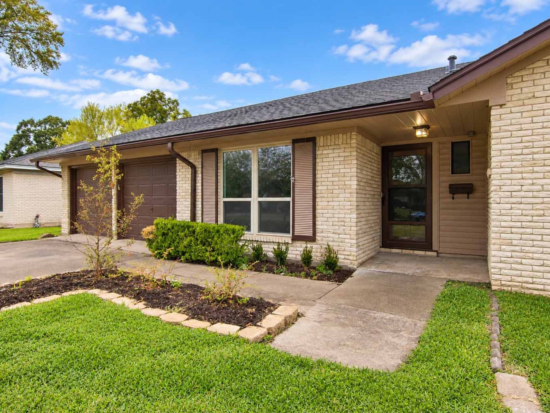 10323 Winding Trail Road, La Porte, TX 77571 Good curb appeal.