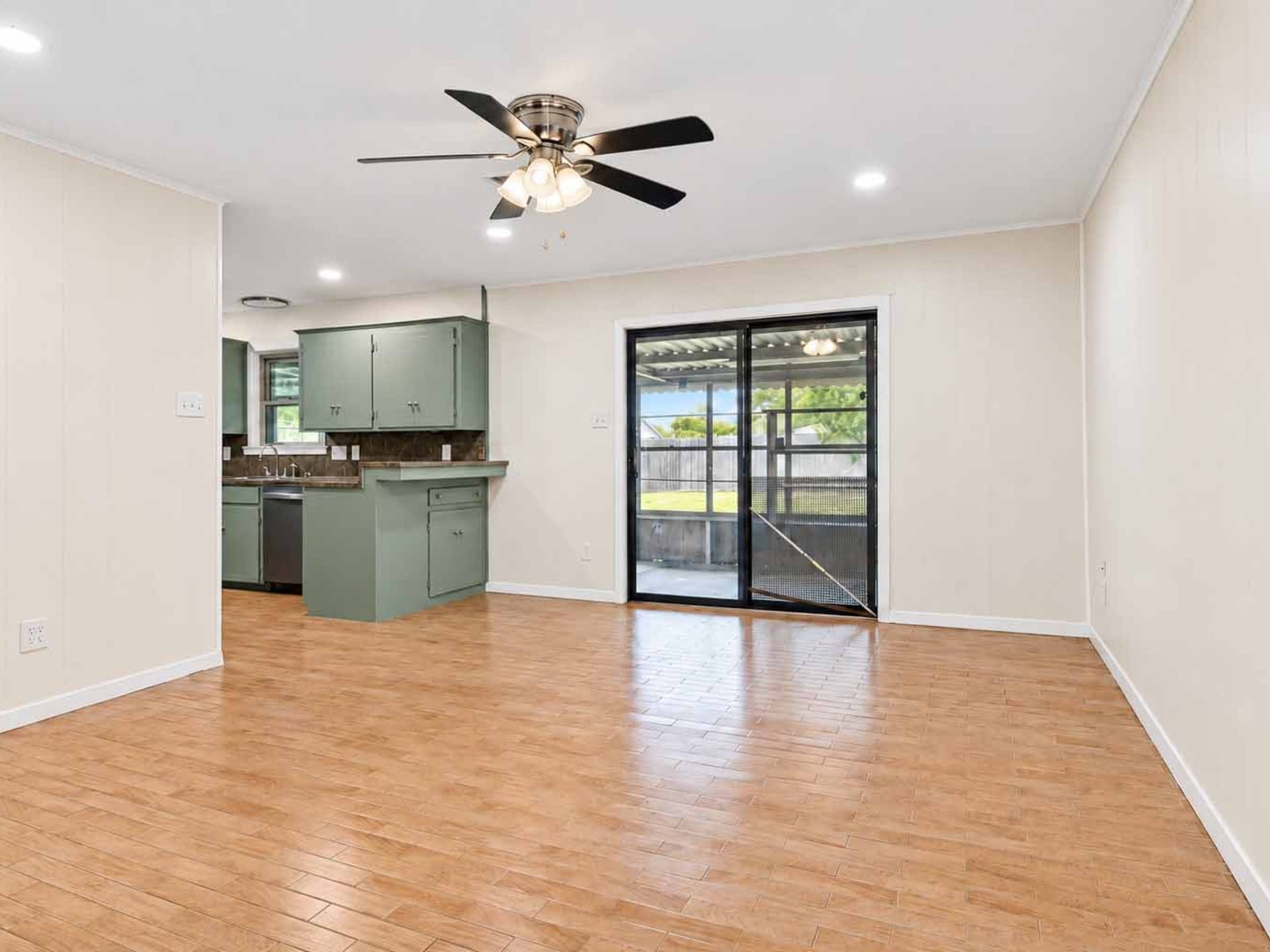 10323 Winding Trail Road, La Porte, TX 77571 Spacious living room.