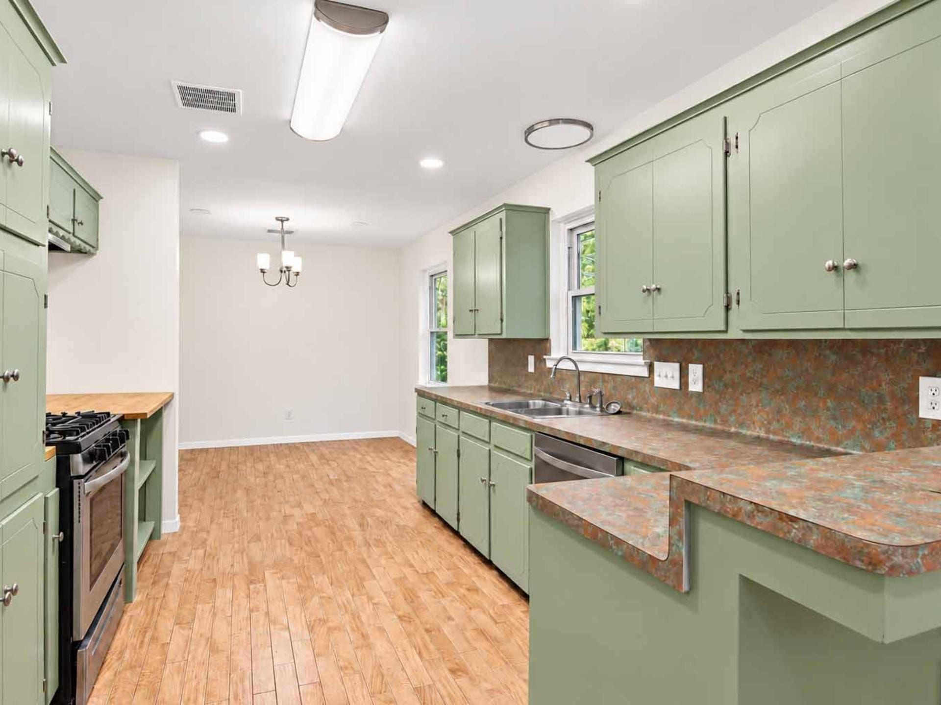 10323 Winding Trail Road, La Porte, TX 77571 Cabinets with a facelift.
