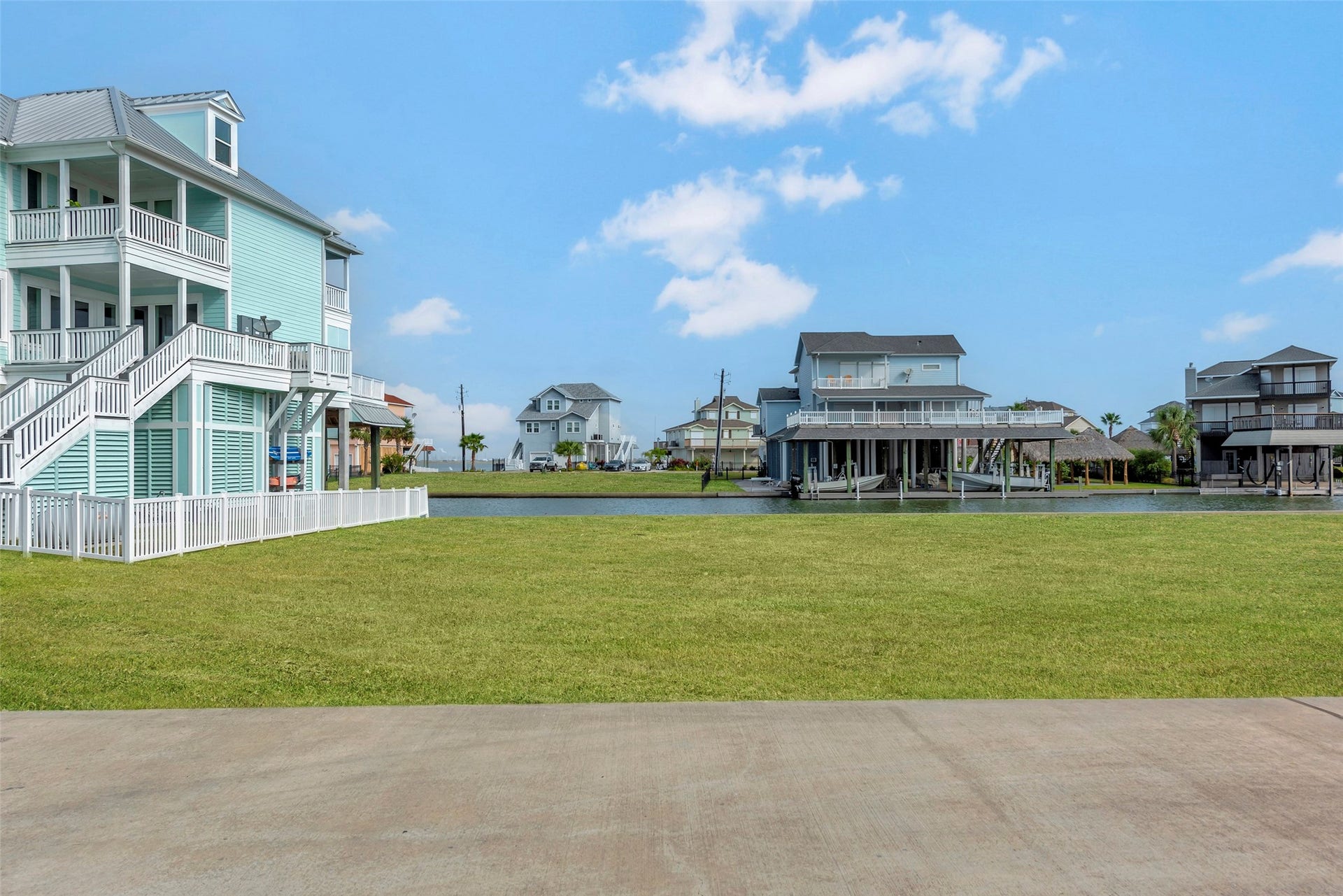 510 Neptune Circle, Tiki Island, TX 77554