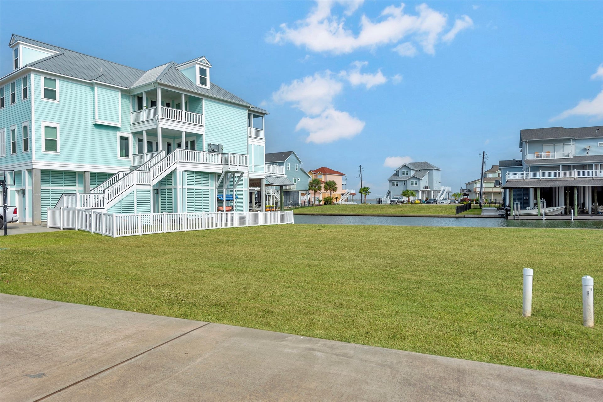 510 Neptune Circle, Tiki Island, TX 77554