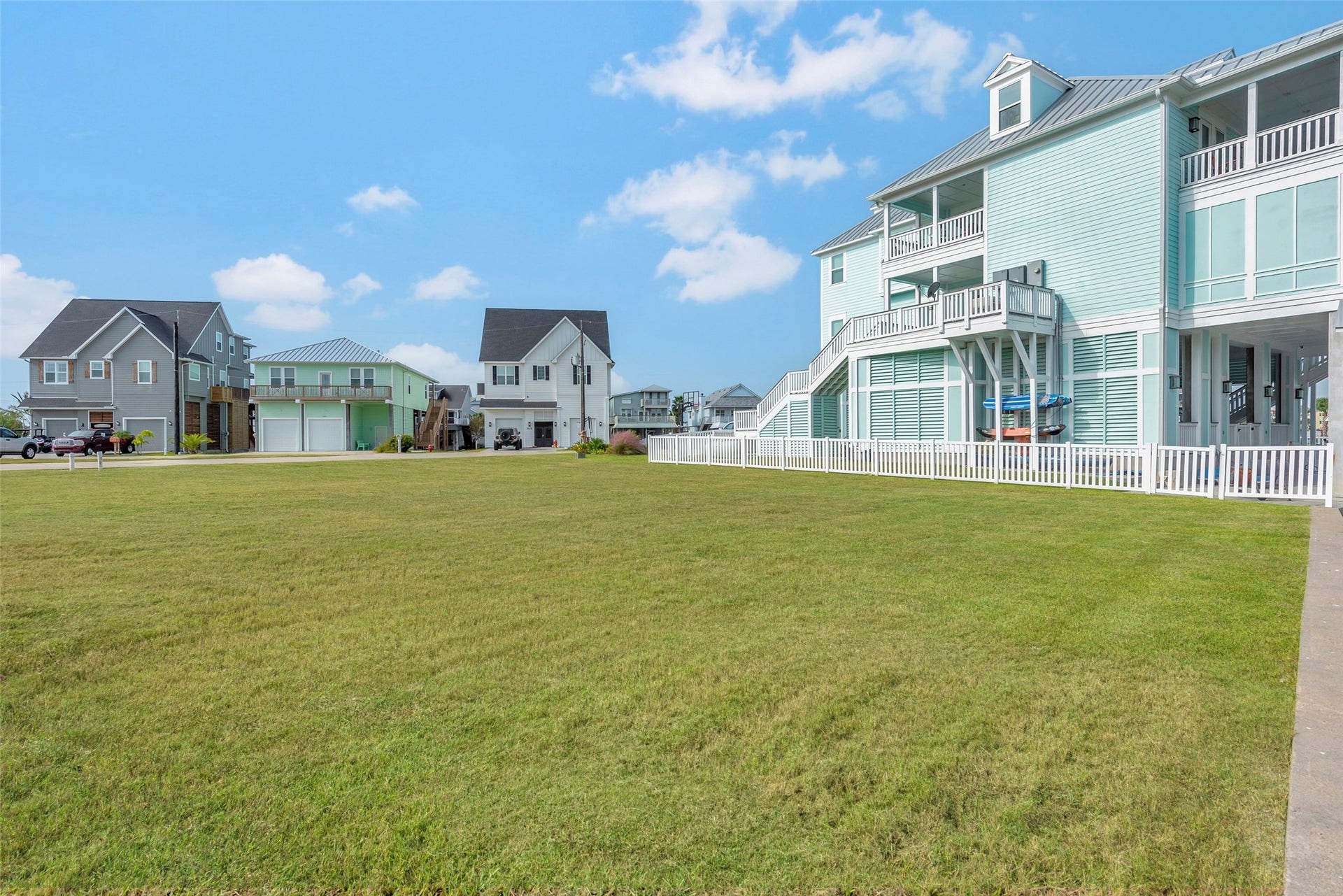 510 Neptune Circle, Tiki Island, TX 77554