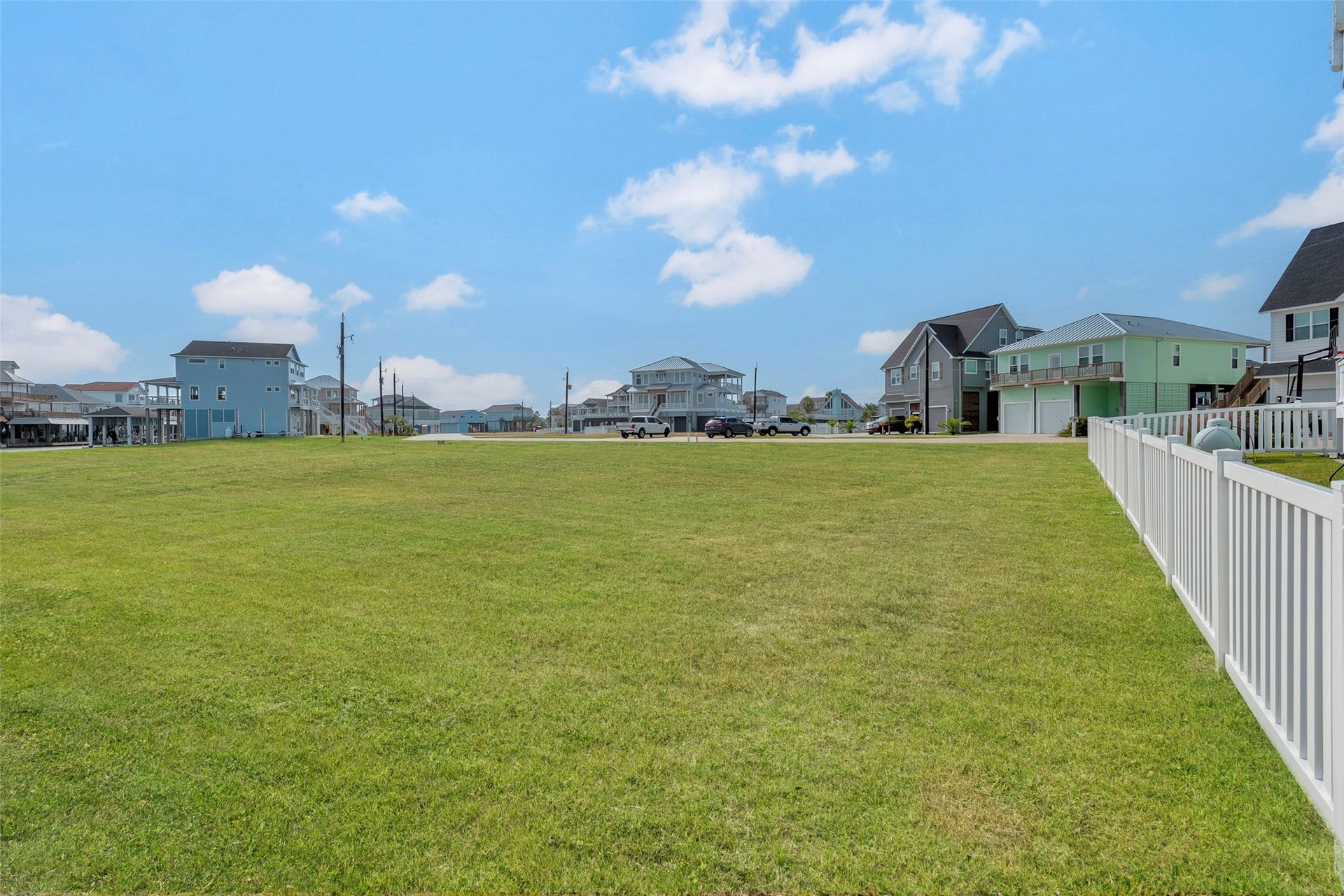 510 Neptune Circle, Tiki Island, TX 77554