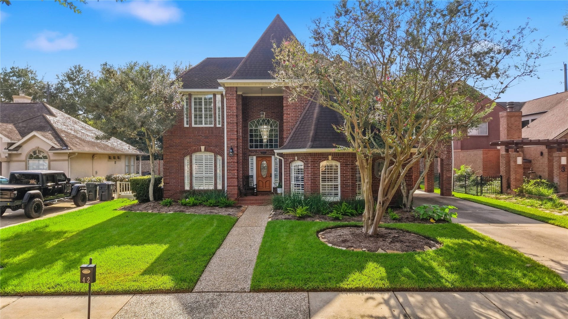 Beautiful traditional brick home with timeless curb appeal, nestled in the established Sugar Creek golf course community! Featuring mature trees, lush landscaping, and an inviting covered entry, this spacious 4-bedroom home offers 3,410 square feet with a versatile floor plan designed for comfortable living and entertaining.