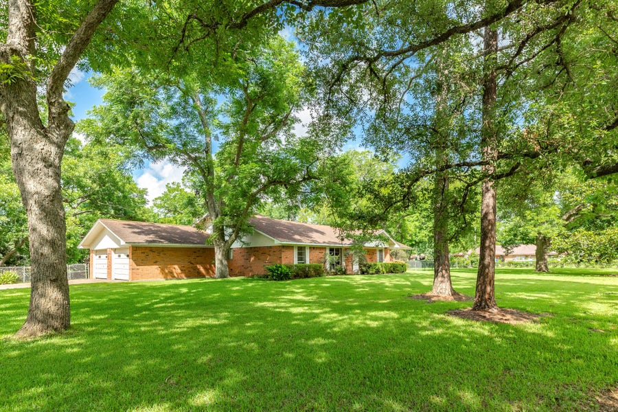 Property photo for 120 Southern Oaks Drive, Lake Jackson, TX