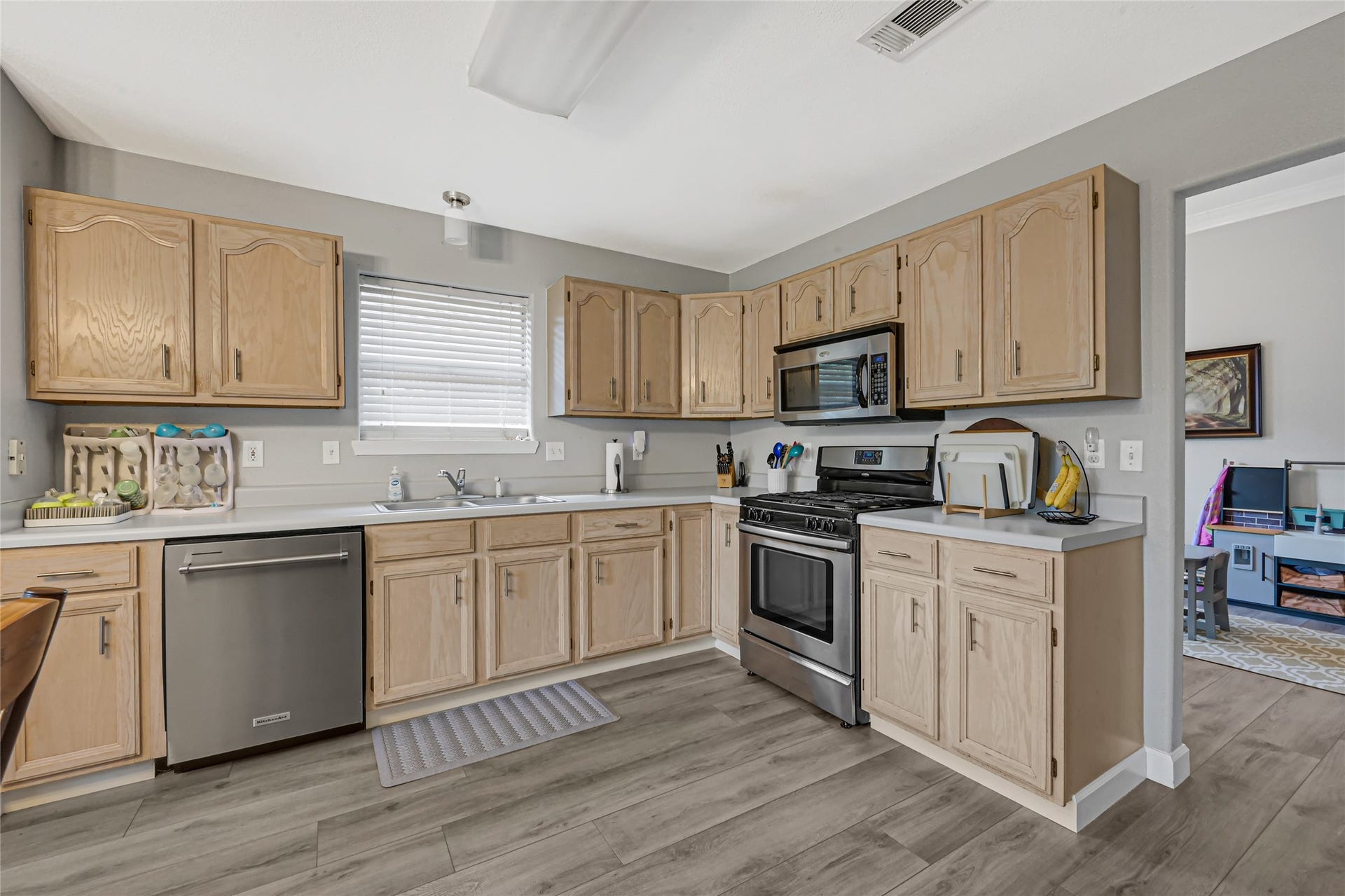 9913 Leamington Drive, Houston, TX 77070 9913 Leamington Drive, Houston, TX 77070