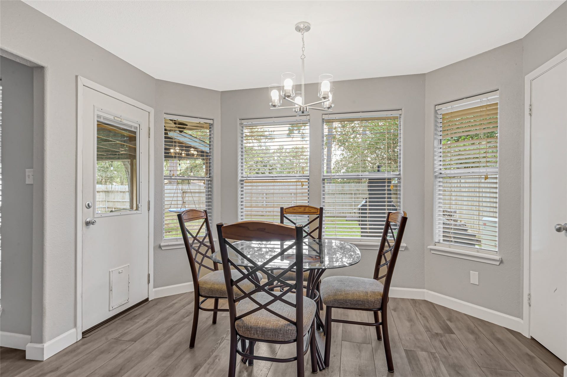 9913 Leamington Drive, Houston, TX 77070 9913 Leamington Drive, Houston, TX 77070