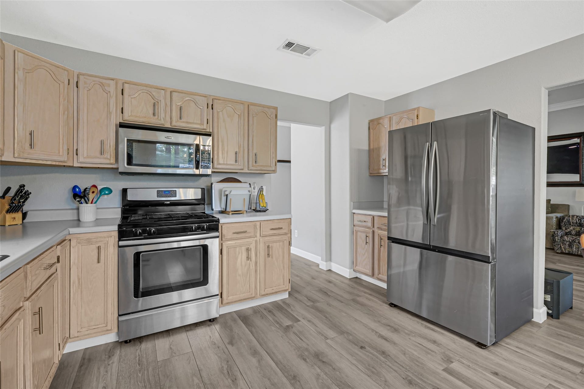 9913 Leamington Drive, Houston, TX 77070 9913 Leamington Drive, Houston, TX 77070