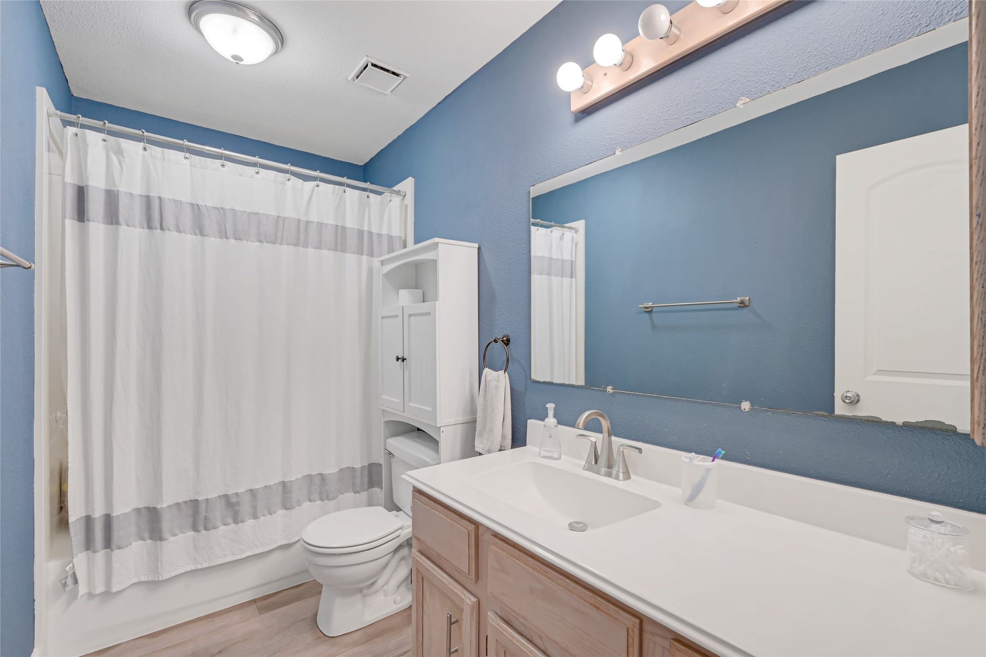 9913 Leamington Drive, Houston, TX 77070 9913 Leamington Drive, Houston, TX 77070