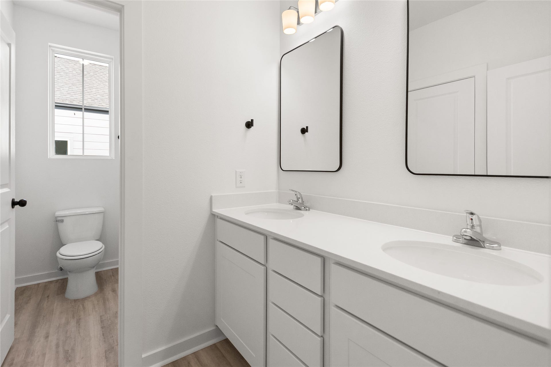 3326 Anita, #B, Houston, TX 77004 Jack & Jill bathroom with separate commode