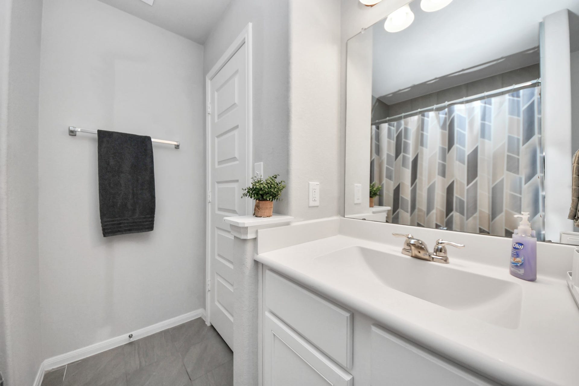 24319 Wild Bramble Lane, Katy, TX 77493 Third full bathroom