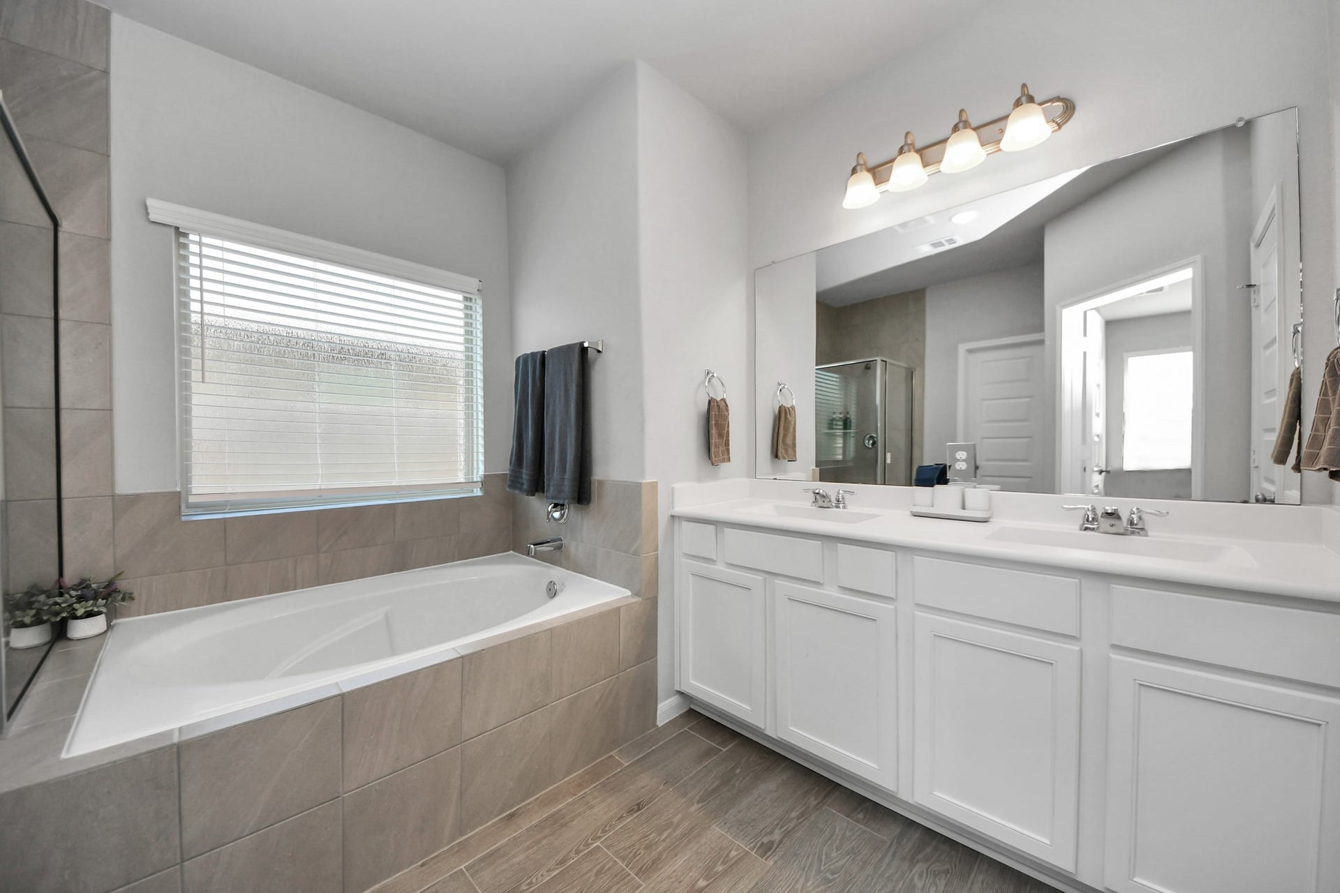 24319 Wild Bramble Lane, Katy, TX 77493 Primary bath with double vanity, full tub and shower