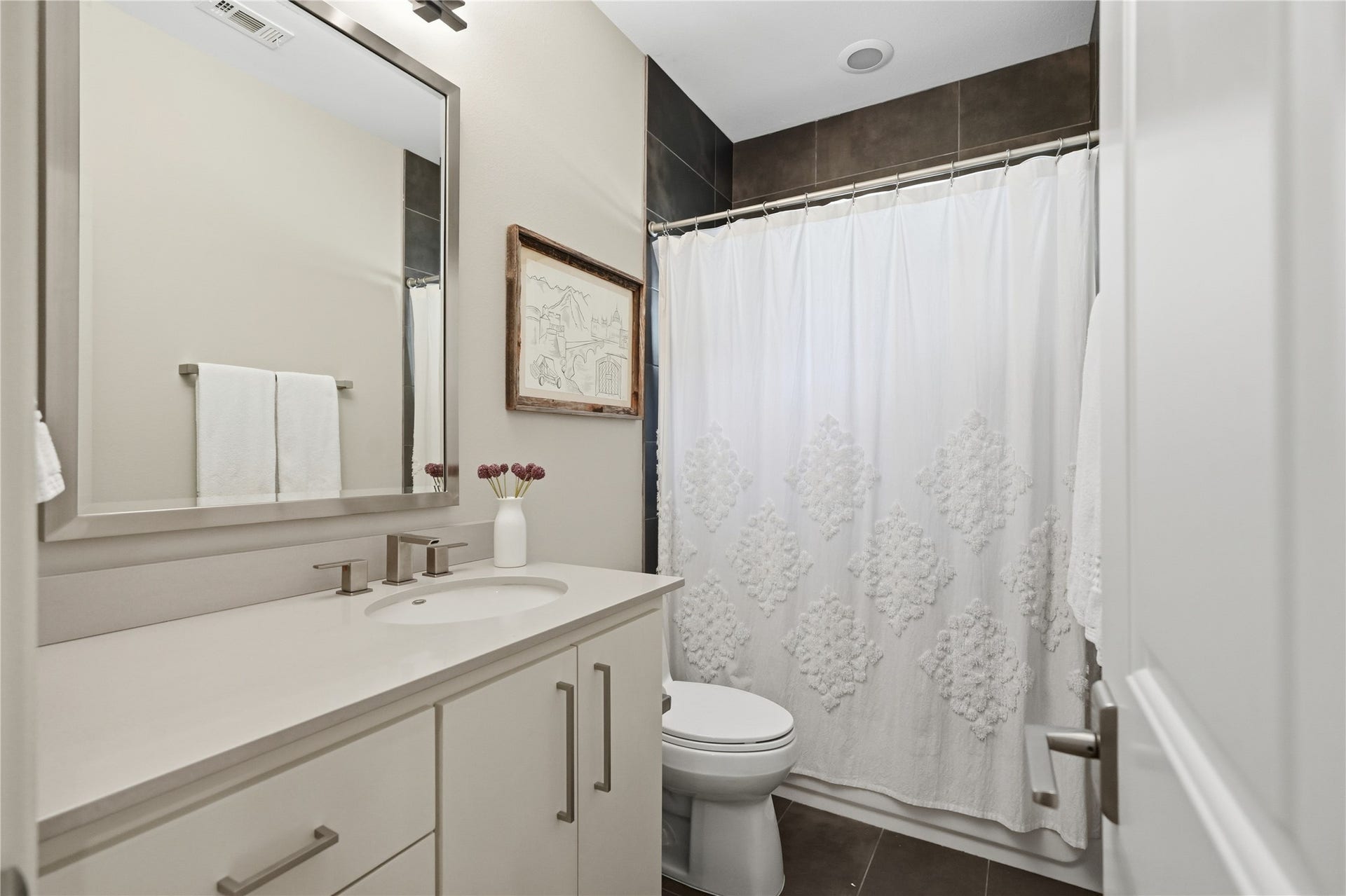 813 Ashland Street, Houston, TX 77007 Upstairs full bathroom features a spacious vanity, contemporary finishes, and a shower/tub combination.