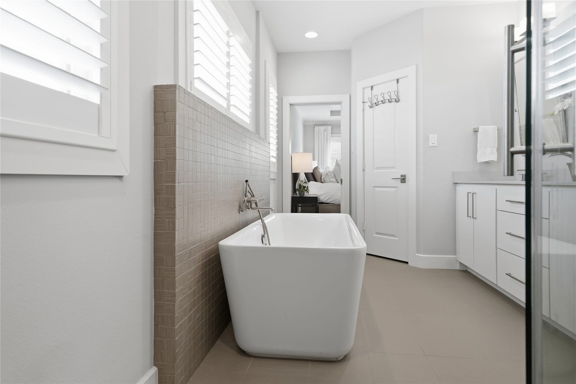 813 Ashland Street, Houston, TX 77007 Designed for relaxation, the elegant freestanding soaking tub provides a luxurious retreat within the primary bath.