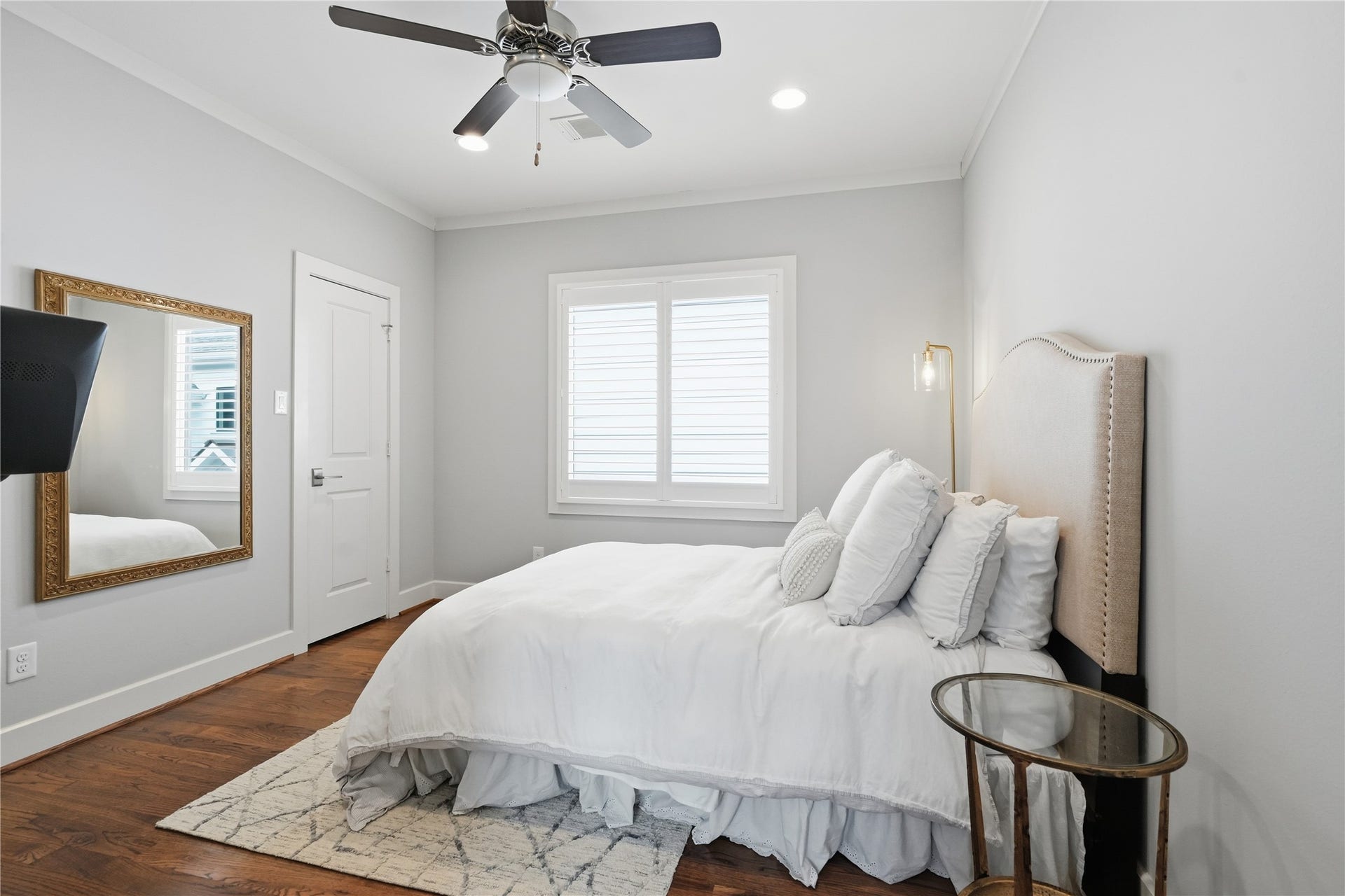 813 Ashland Street, Houston, TX 77007 Comfortable second-floor secondary bedroom offers a walk-in closet and ample space for guests, family, or a home office.