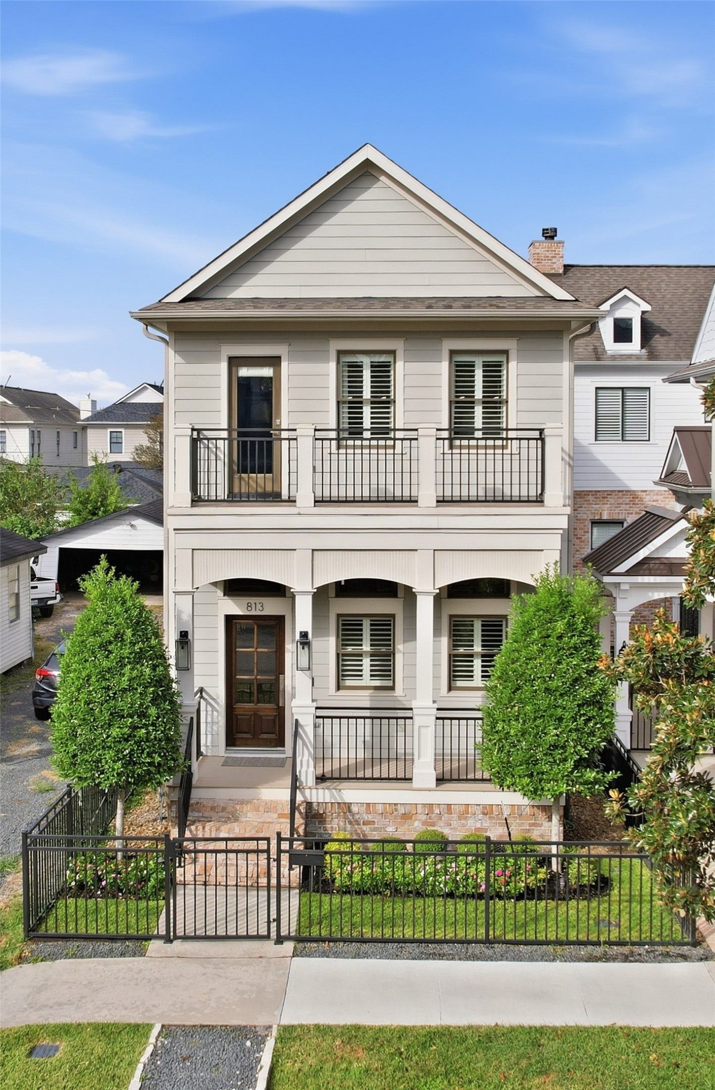 813 Ashland Street, Houston, TX 77007 Welcome to 813 Ashland Street! In the heart of The Heights, this home has timeless curb appeal and an unbeatable walkable location.