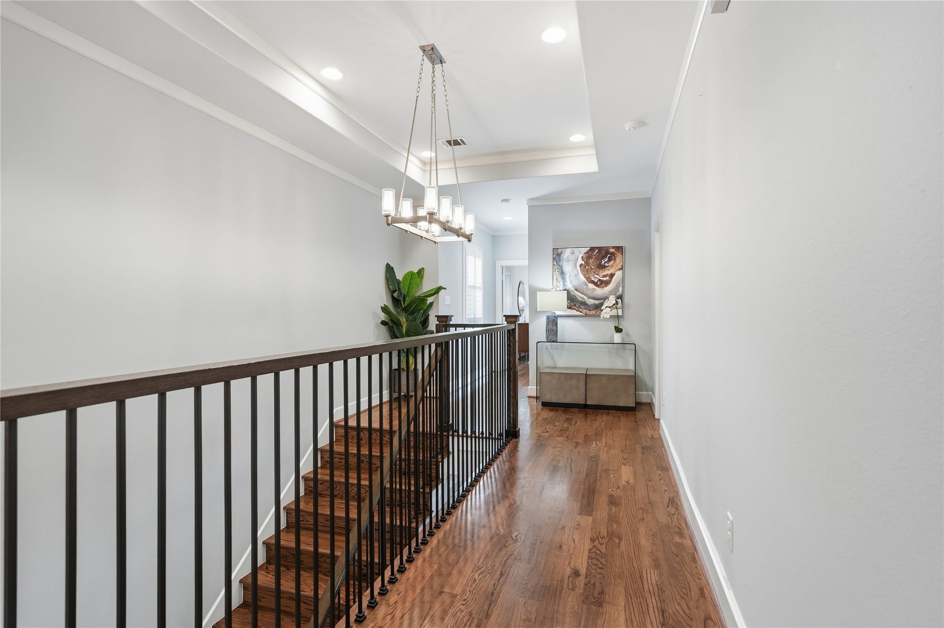 813 Ashland Street, Houston, TX 77007 Thoughtfully designed second-floor hallway showcases hardwood flooring, elevated ceiling details, and an airy layout that enhances the home's flow.
