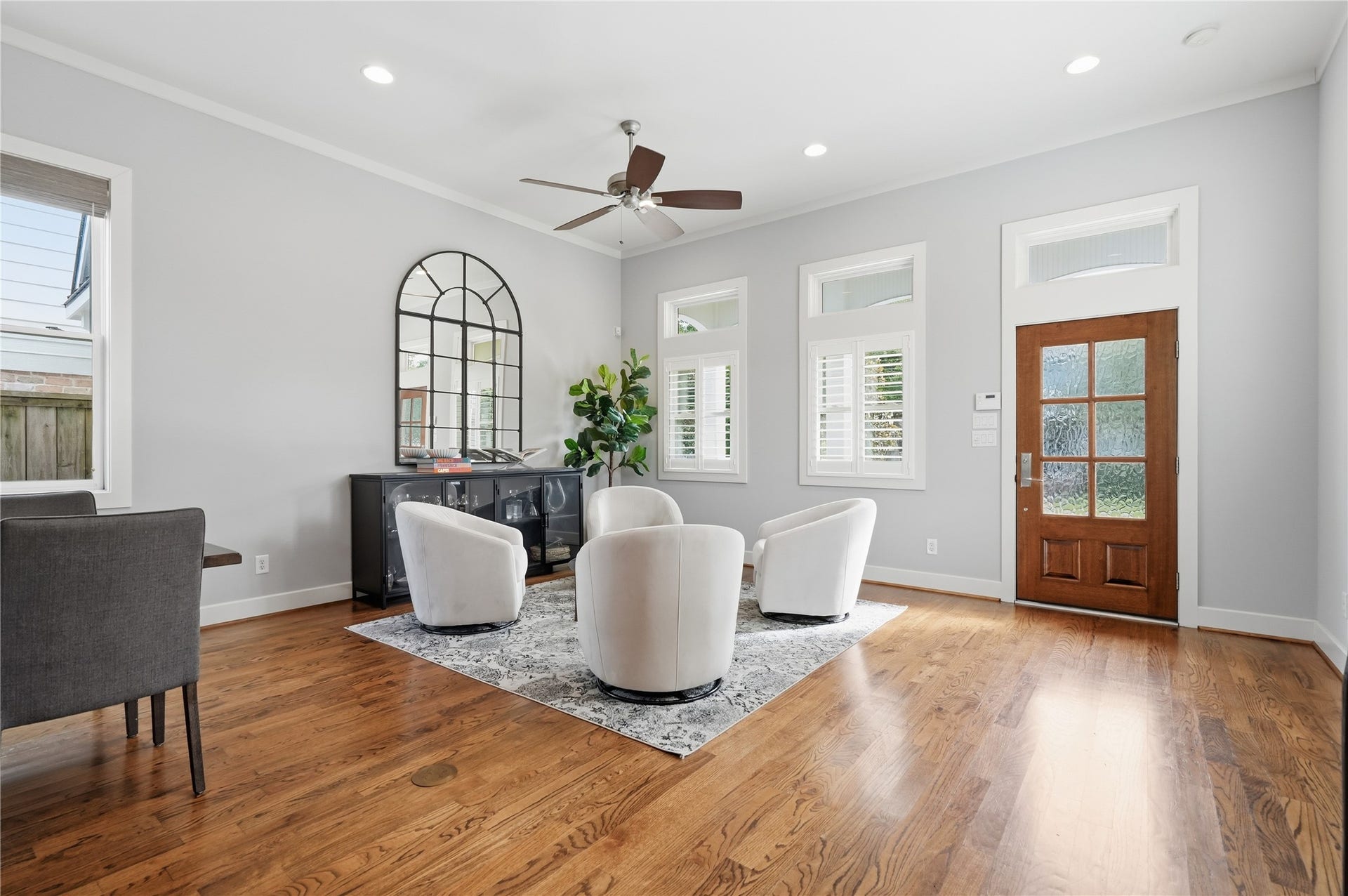 813 Ashland Street, Houston, TX 77007 A dedicated conversation area adds charm and versatility, creating the perfect setting for intimate gatherings and relaxed evenings at home.
