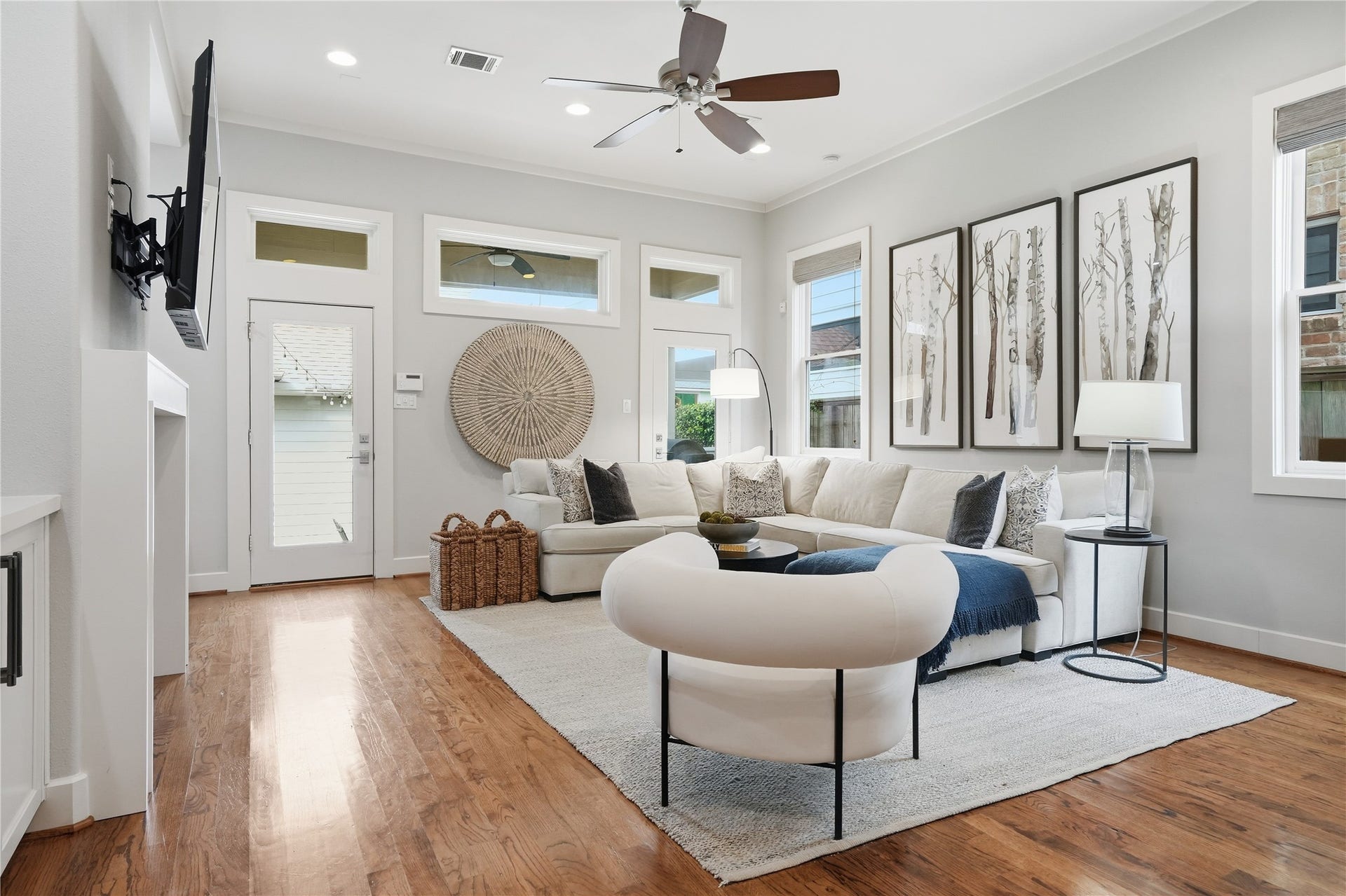 813 Ashland Street, Houston, TX 77007 Expansive windows and a door leading to the backyard flood the living room with natural light and provide effortless access to outdoor living space.