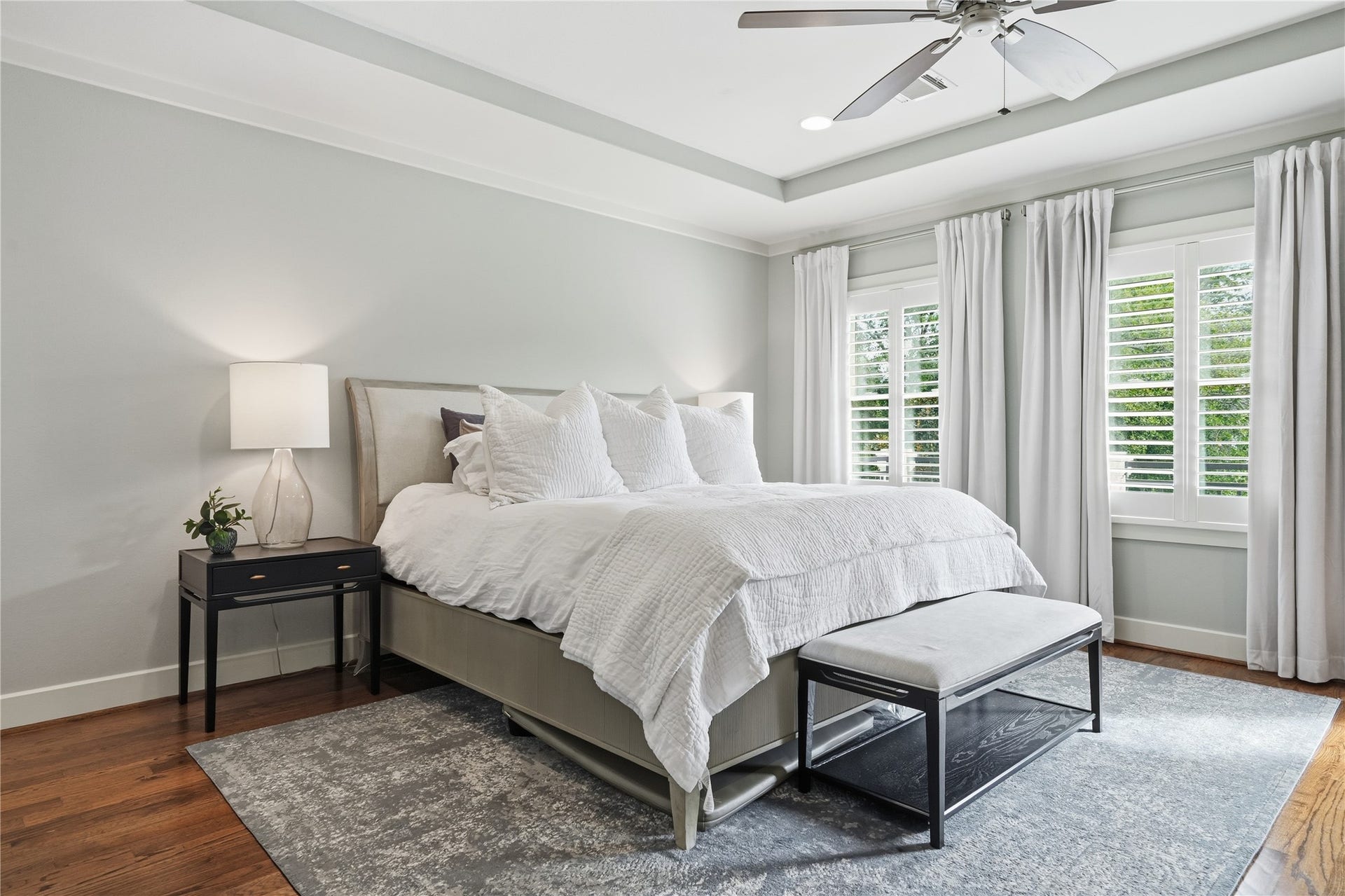 813 Ashland Street, Houston, TX 77007 Retreat to the generously sized primary bedroom featuring hardwood floors, elegant tray ceilings, and abundant natural light throughout.