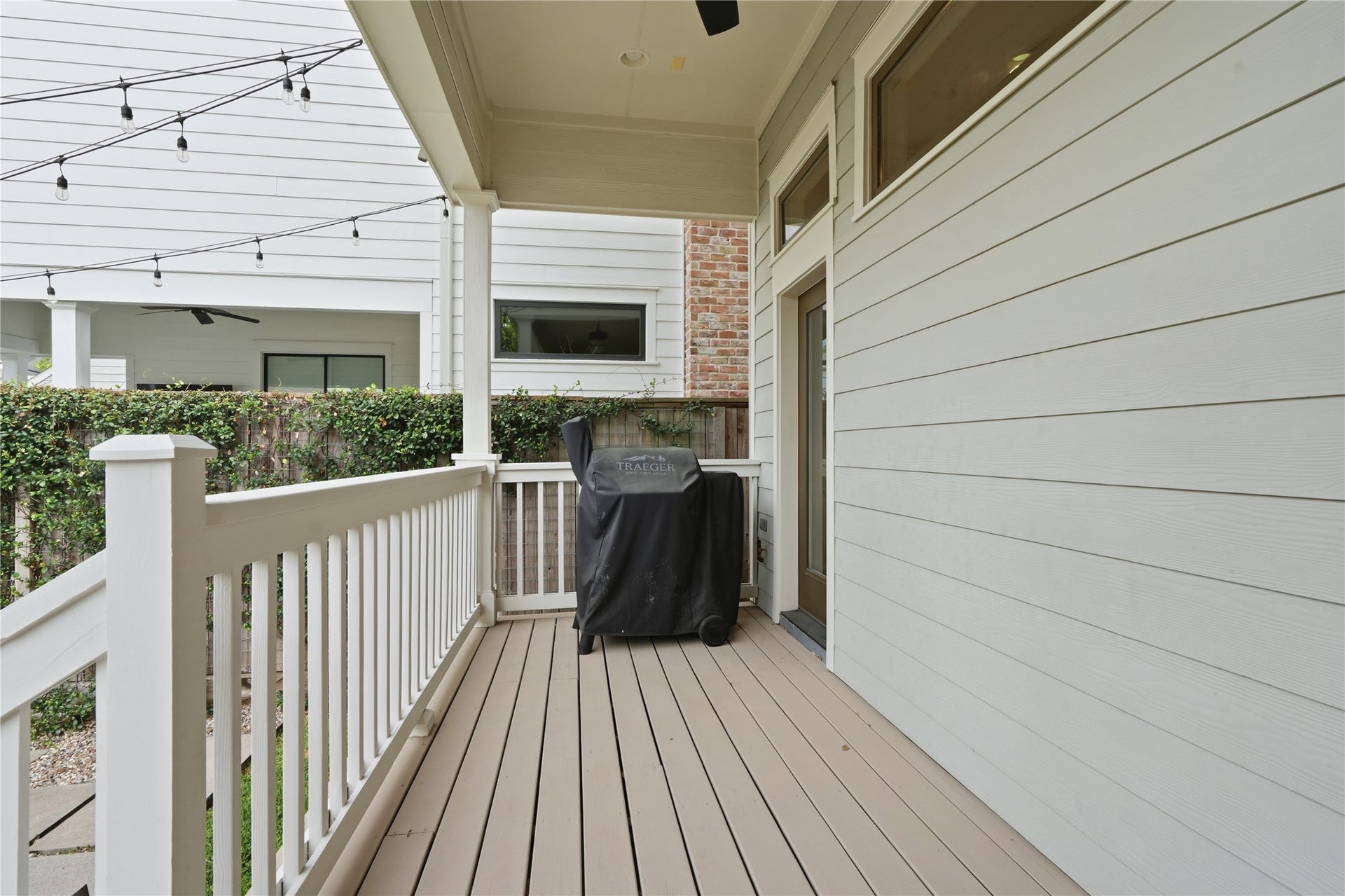 813 Ashland Street, Houston, TX 77007 Covered patio space perfect for year-round grilling and entertaining.