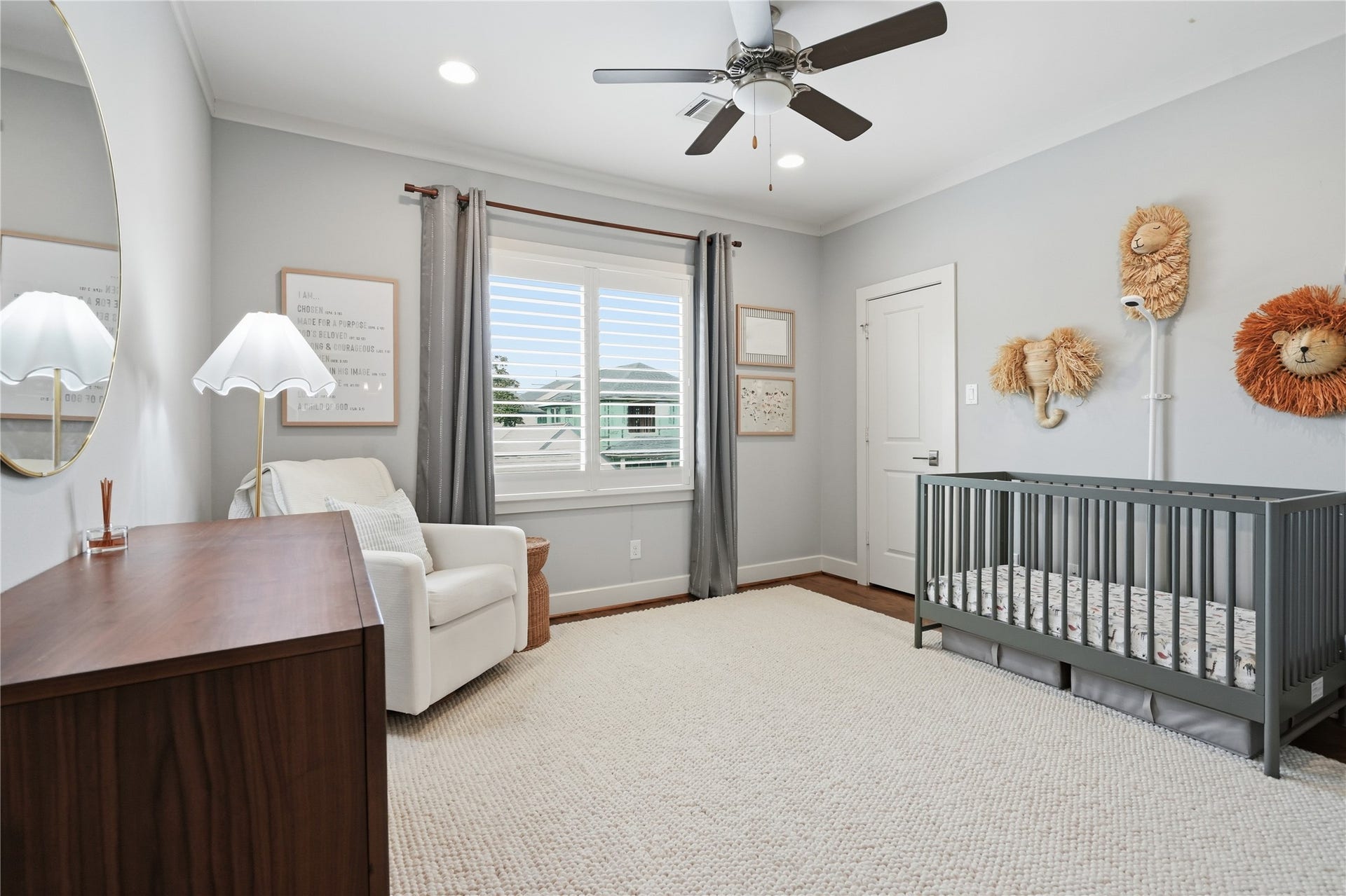 813 Ashland Street, Houston, TX 77007 Generously sized secondary bedroom boasts a walk-in closet with excellent storage.