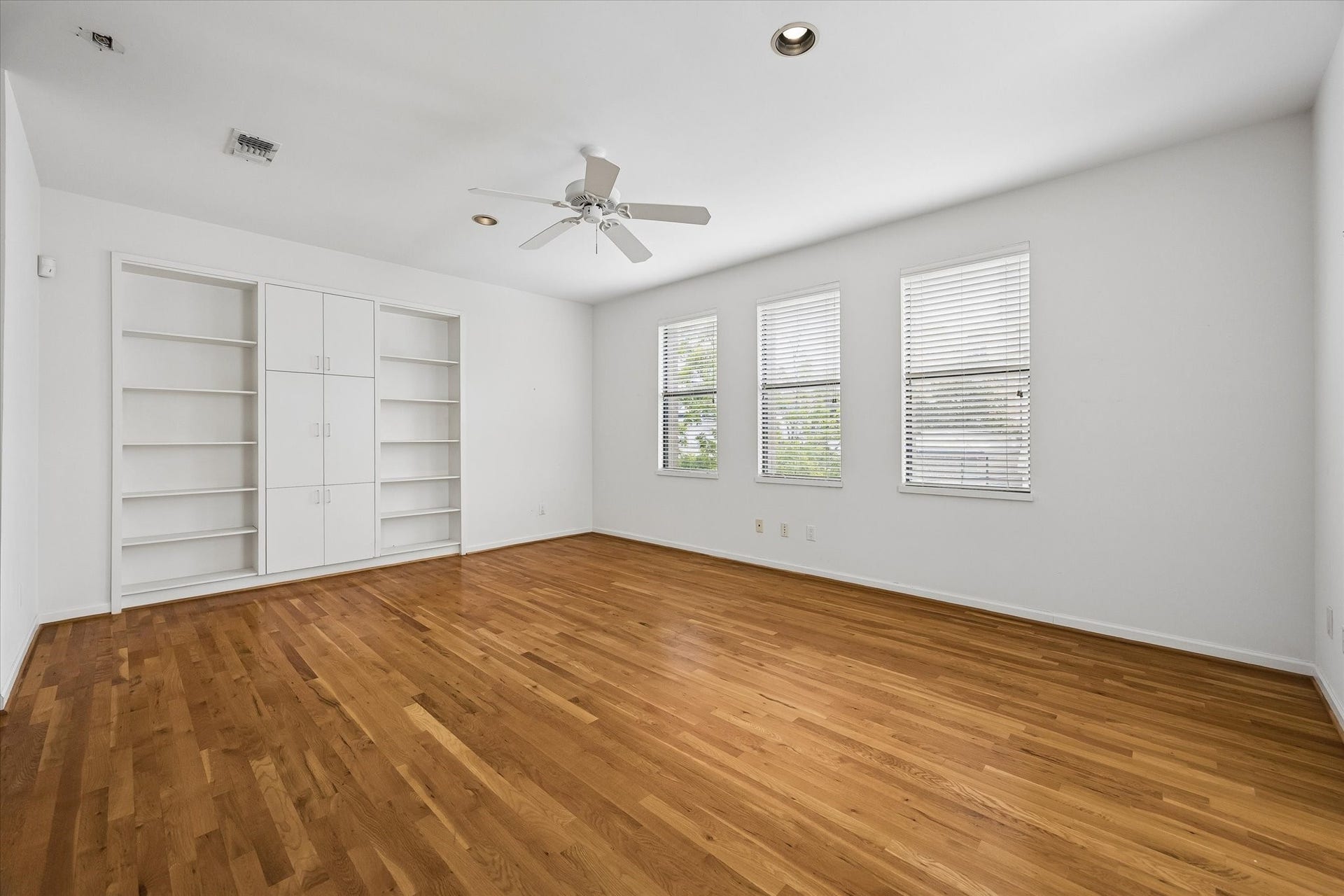 A VERY SPACIOUS GUEST BEDROOM WITH LOTS OF WINDOWS AND TONS OF SPACE TO HAVE A COZY LIVING AREA FOR READING.