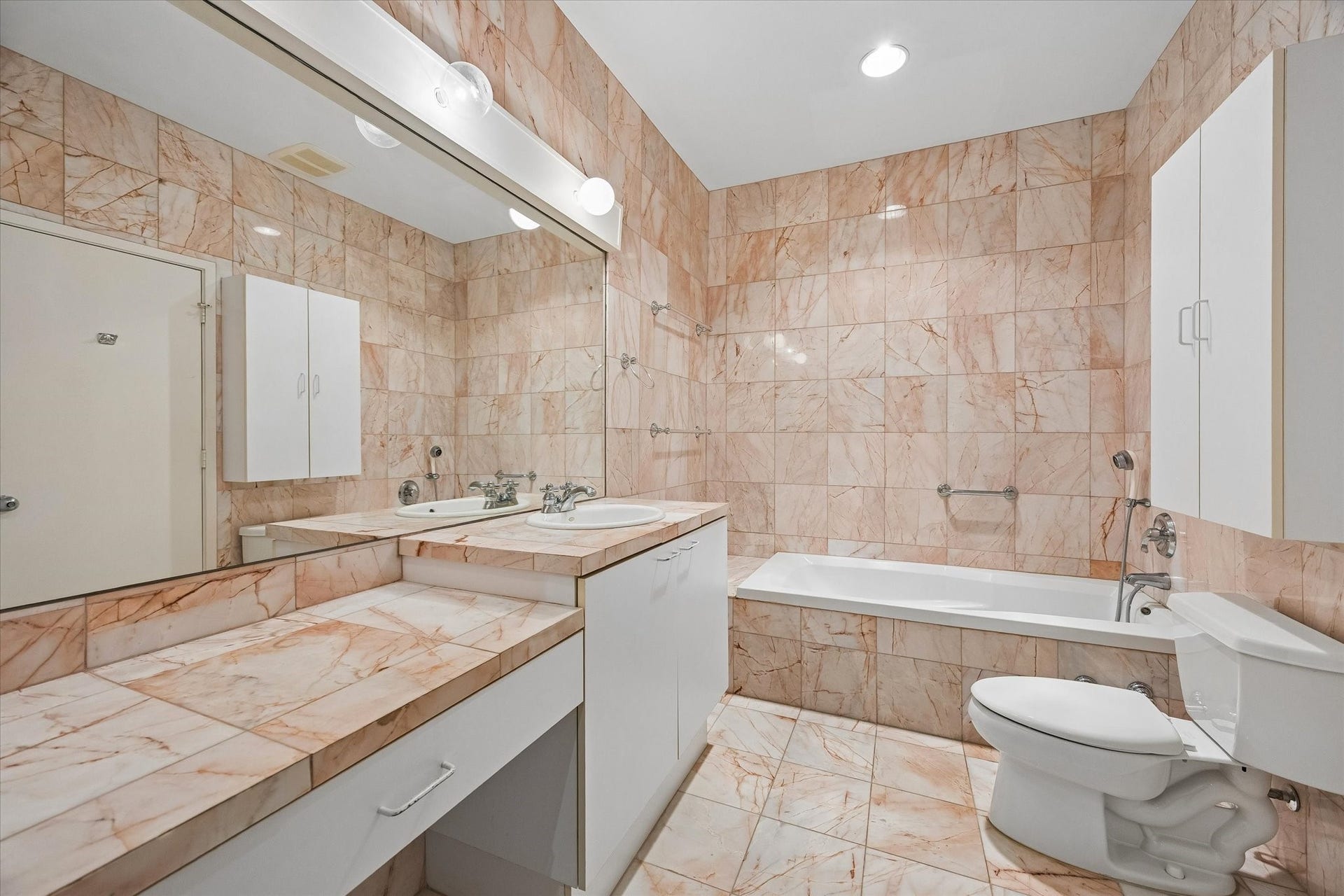 BEAUTIFUL AND ELEGANT, WITH ALL THE LIGHTING AND FIXTURES NEEDED TO START YOUR DAY.