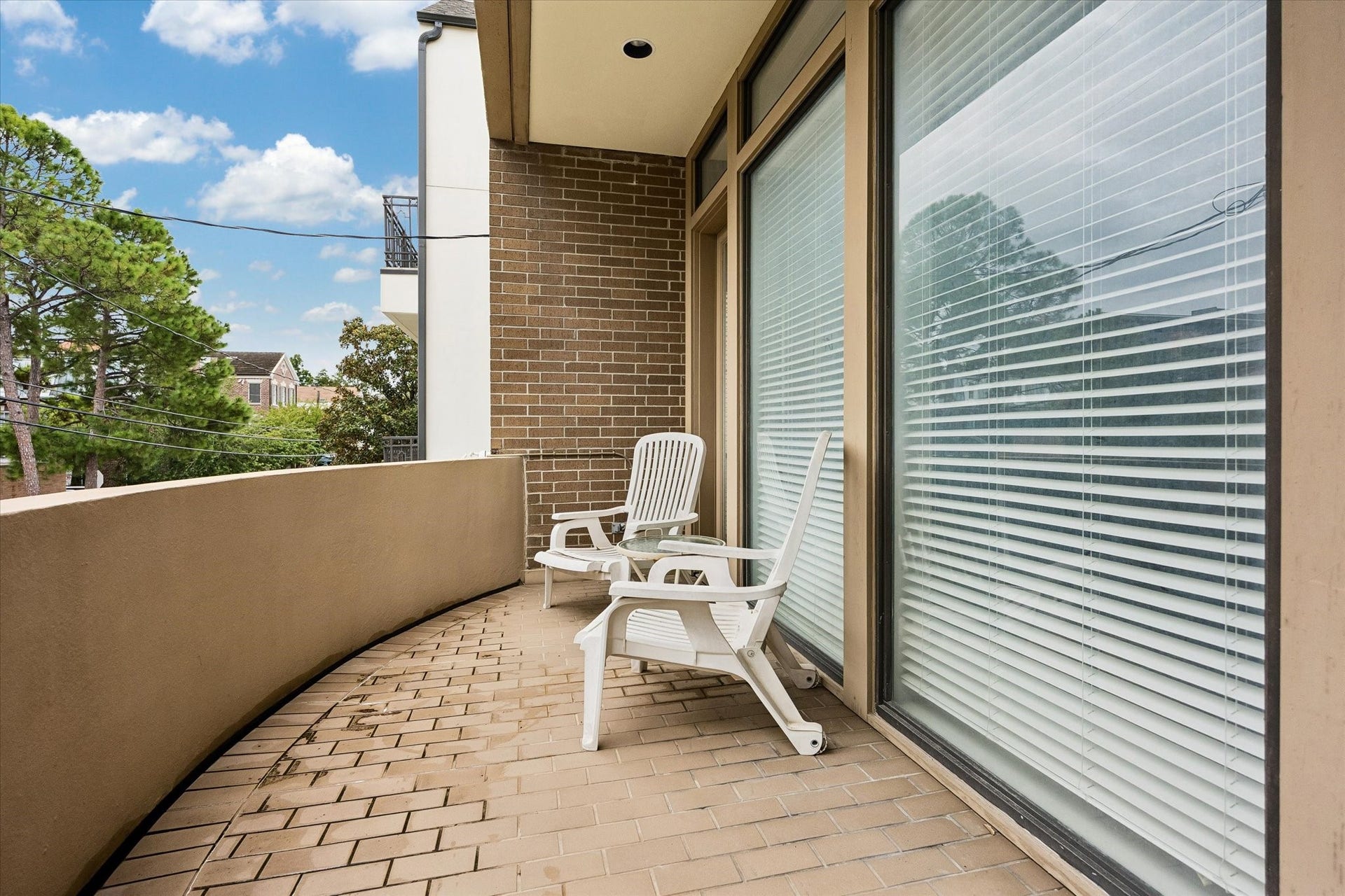 THIS IS THE BEAUTIFUL CURVE FRONT BALCONY WITH A EUROPEAN FEEL.  LOVE WATCHING THE AFTERNOON WALKING AND ACTIVITY IN THIS BEAUTIFUL NEIGHBORHOOD.