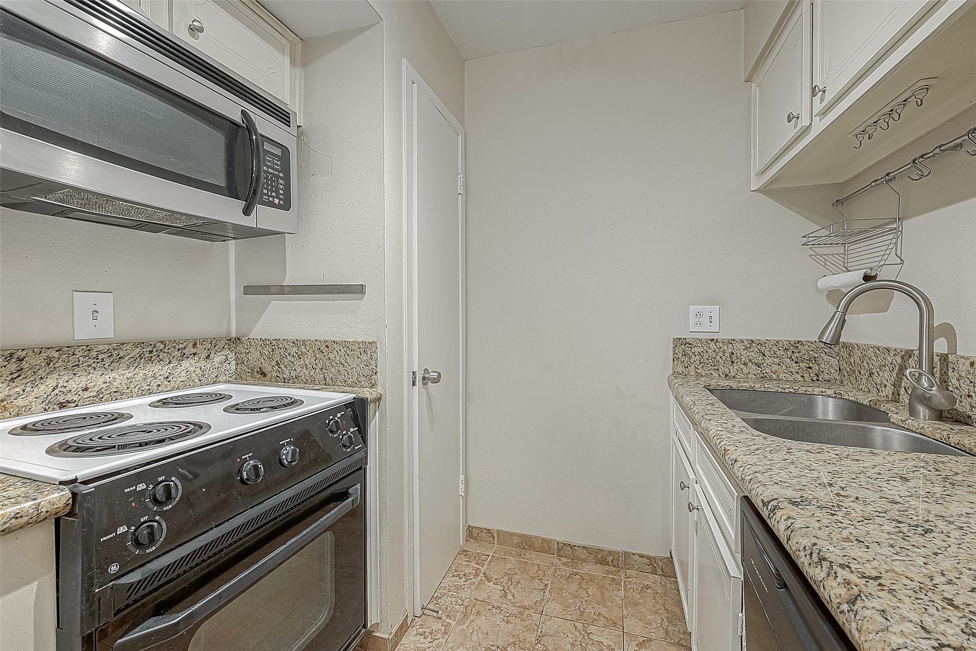 3131 Cummins Street, #54, Houston, TX 77027 Storage is always a plus! At the far end of the kitchen is a sizeable pantry with plenty of room for groceries, small appliances & everyday essentials. Another great storage feature in this 1-bedroom condo!