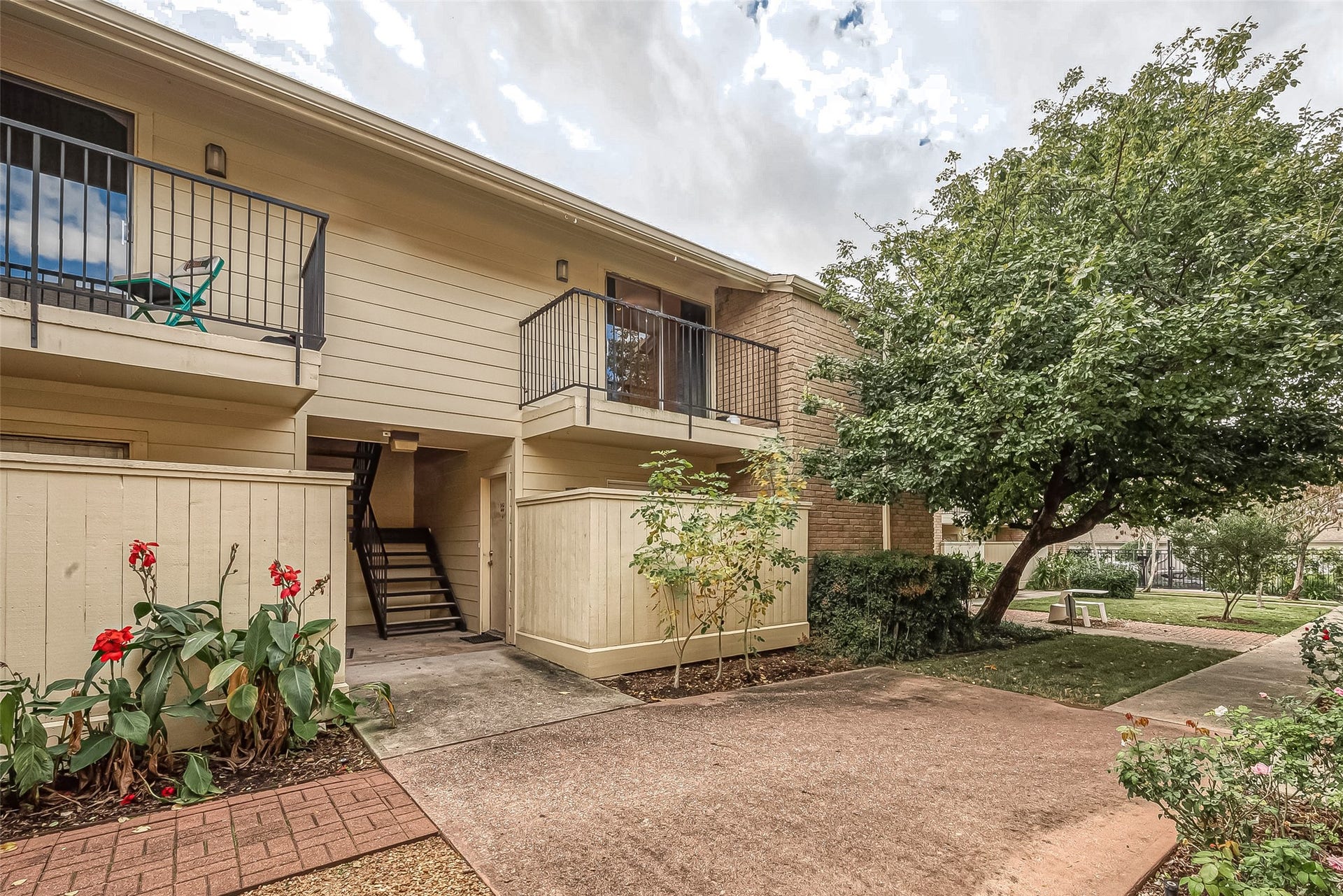 3131 Cummins Street, #54, Houston, TX 77027 Welcome to 3131 Cummins! Unit #54 is located on the 2nd floor of this GATED Greenway Plaza community. Follow the landscaped courtyard to the staircase leading to the condo. Notice the private balcony overlooking the courtyardperfect for stepping outside with your morning coffee or relaxing at the end of the day. ALL BILLS PAID INCLUDING BASIC CABLE!