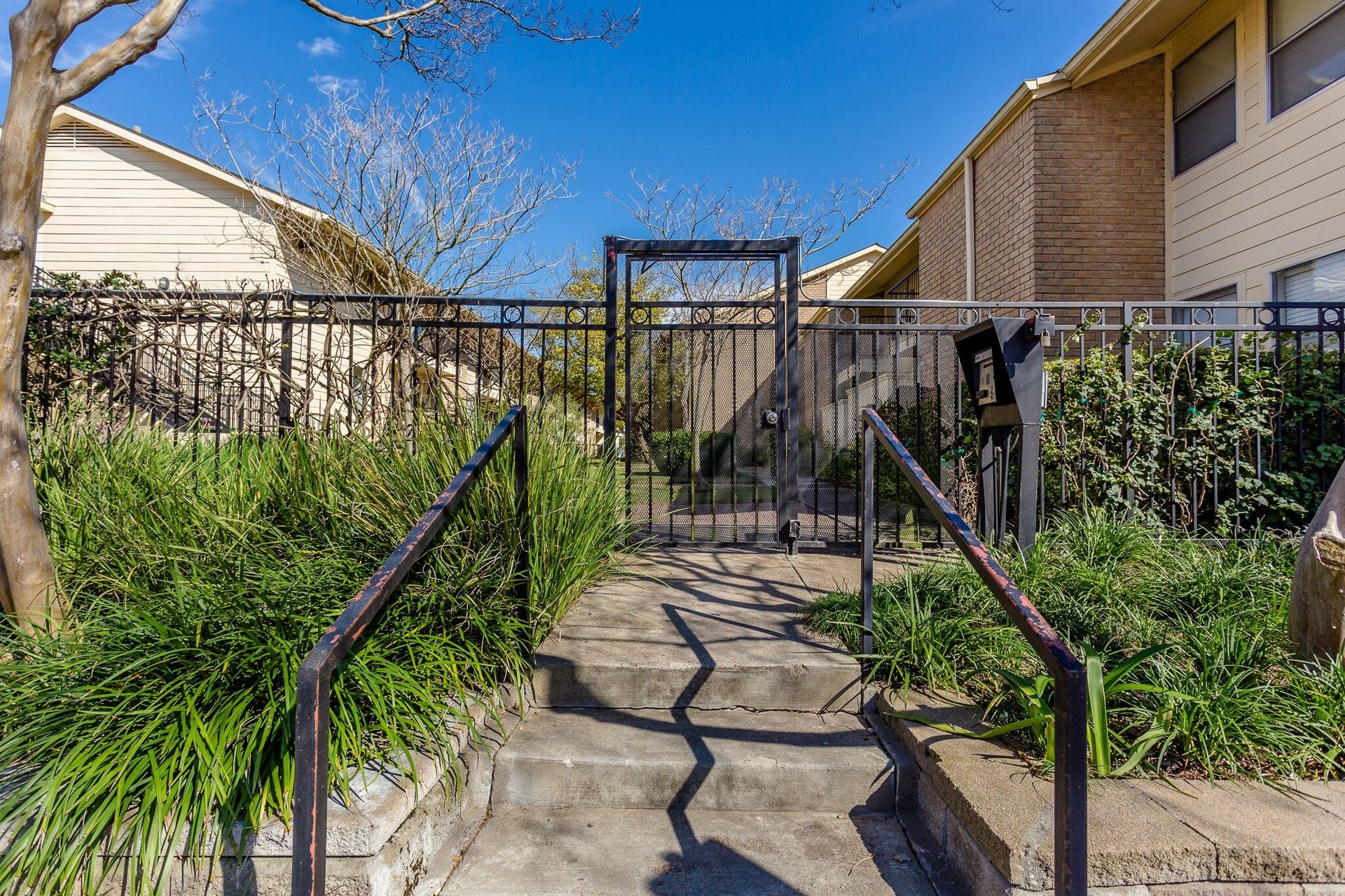 3131 Cummins Street, #54, Houston, TX 77027 3131 Cummins is a gated community with controlled pedestrian access. An intercom system is conveniently located at each pedestrian gate, allowing residents to provide access to their guests.