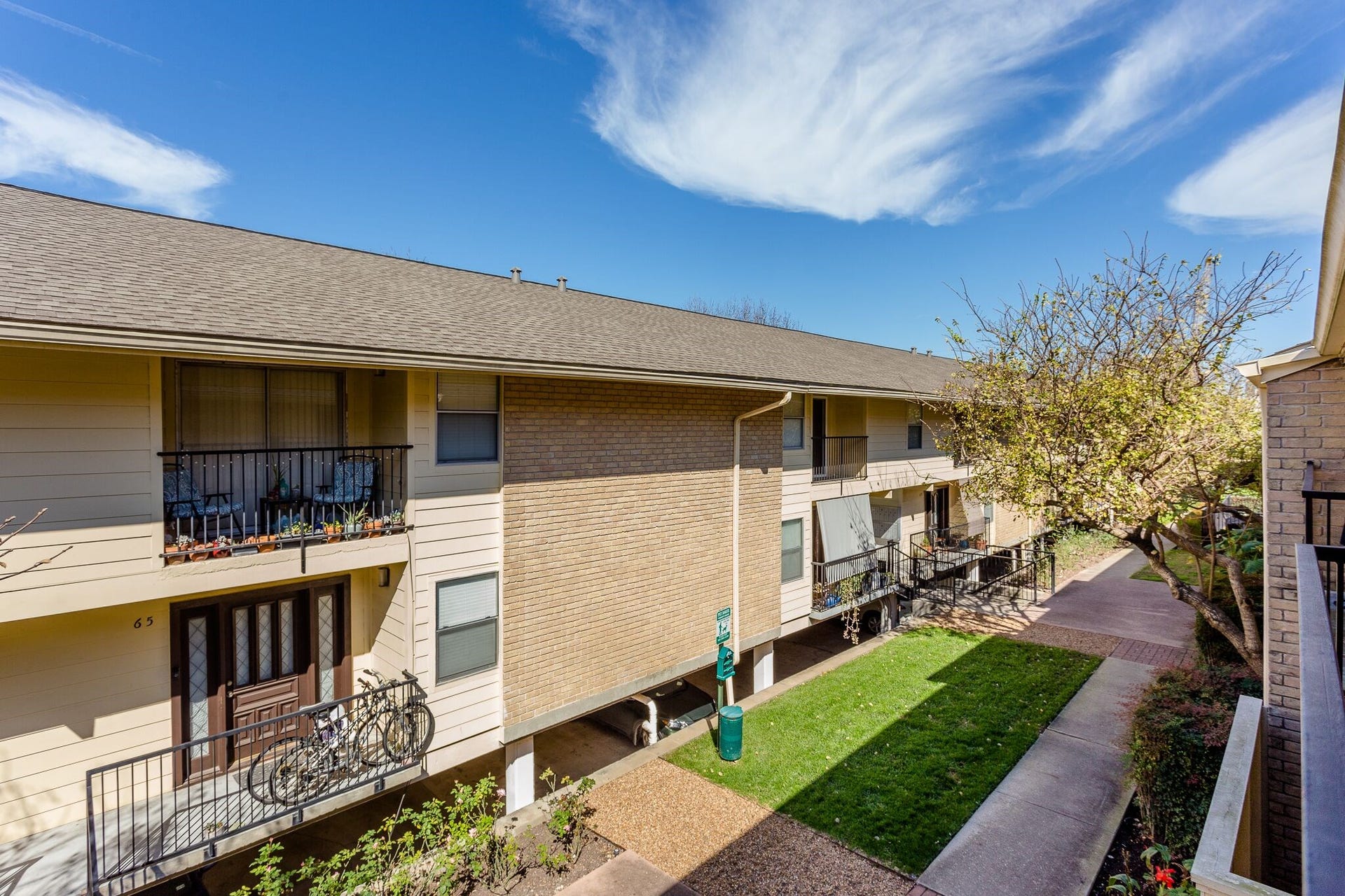 3131 Cummins Street, #54, Houston, TX 77027 Take in the view from Unit #54! The 2nd-floor balcony overlooks the landscaped courtyard below and offers a peaceful setting tucked away from the hustle & bustle of the city. One of the things you'll appreciate about 3131 Cummins is just how remarkably quiet this community is.