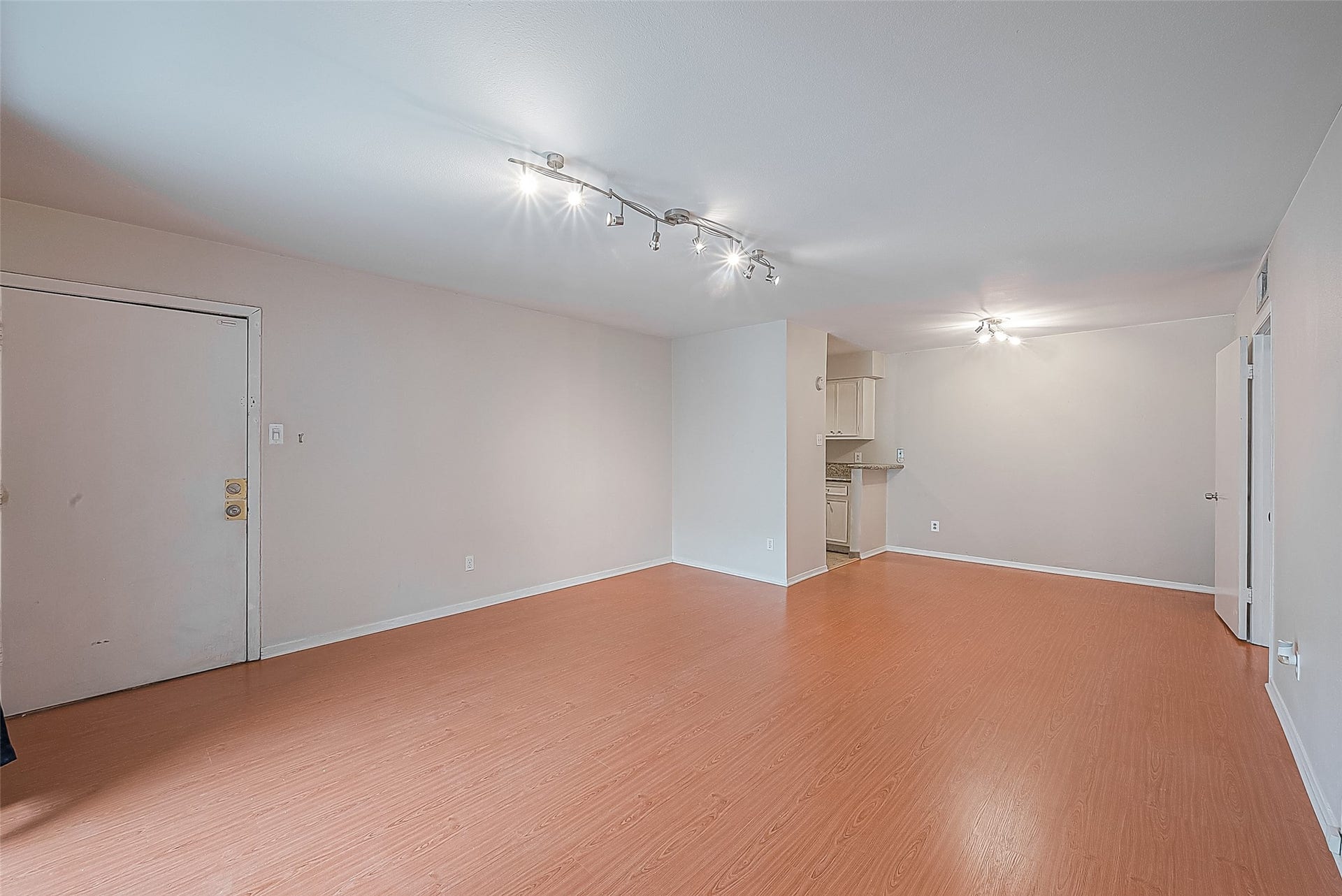 3131 Cummins Street, #54, Houston, TX 77027 Plenty of room to make this space your own! The sizeable living room easily accommodates a sectional sofa or multiple seating pieces, with a long wall offering plenty of space for an entertainment center or big-screen TV. Notice how the living area flows naturally into the dining area & kitchen beyond.