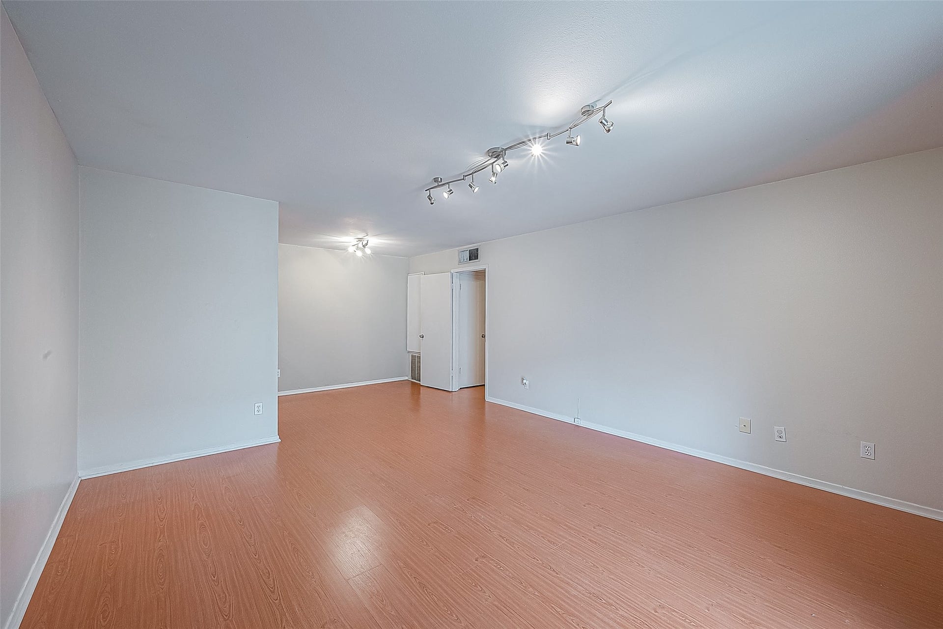 3131 Cummins Street, #54, Houston, TX 77027 Step inside to a surprisingly spacious 15.7 x 14.4 living room with engineered wood flooring & updated track lighting. There is plenty of room for a large sectional or multiple seating areas, plus excellent wall space for an entertainment center or big-screen TV. Just wait until you see the balcony overlooking the courtyard!