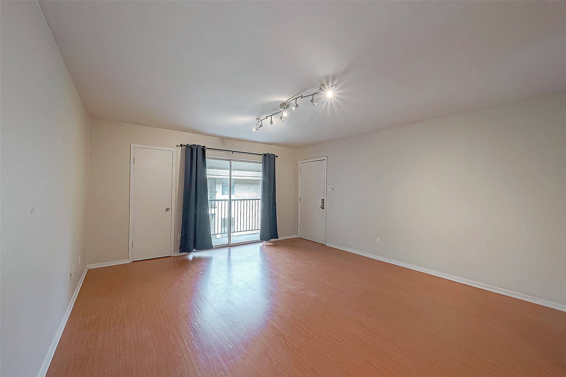 3131 Cummins Street, #54, Houston, TX 77027 Natural light fills the spacious living room through the sliding glass door leading to the 2nd-floor balcony overlooking the courtyard. Simply step outside and enjoy a little fresh air or unwind at the end of the day.