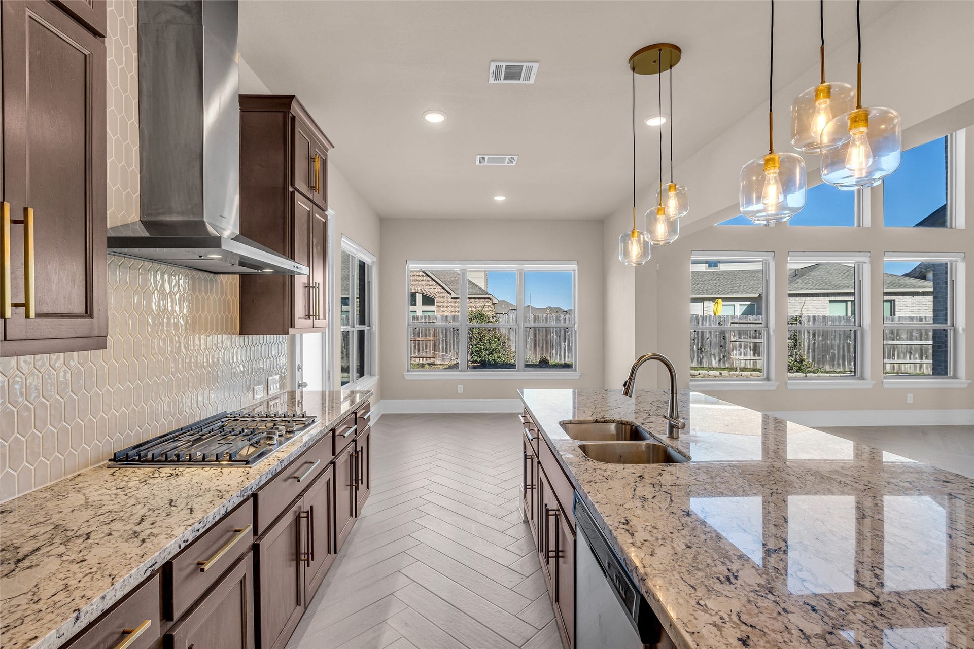 2718 Newbury Island Lane, Katy, TX 77493 From the kitchen, you have a clear view of the backyard through the large windows in the family room and breakfast nook, creating a bright and open feel.