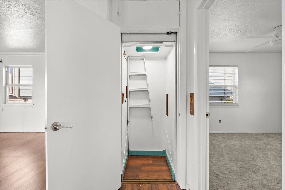 1172 Sailfish Street, Hitchcock, TX 77563 Vintage Interior Elevator