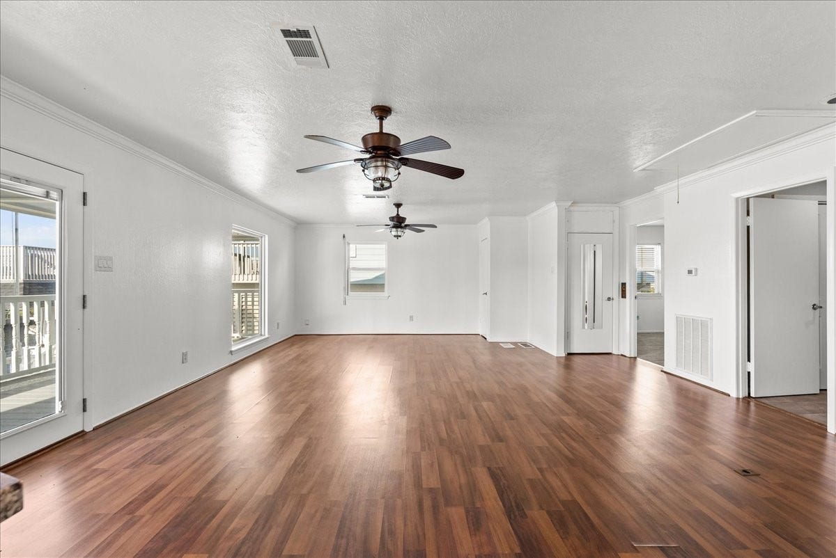 1172 Sailfish Street, Hitchcock, TX 77563 Upstairs Living Space