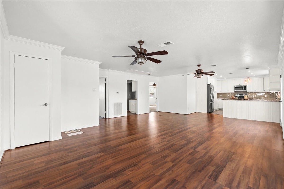1172 Sailfish Street, Hitchcock, TX 77563 1172 Sailfish Street, Hitchcock, TX 77563
