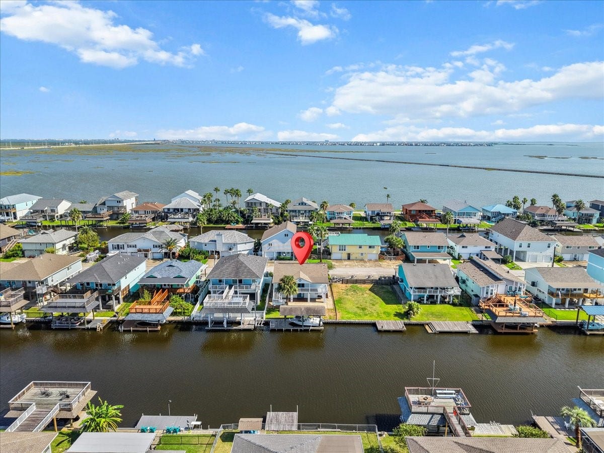 1172 Sailfish Street, Hitchcock, TX 77563 Great location on the canal!