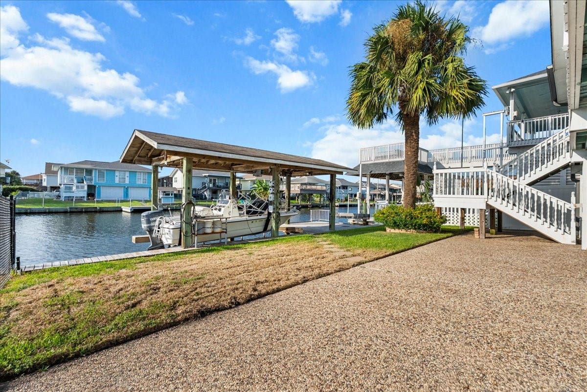 1172 Sailfish Street, Hitchcock, TX 77563 Lots of outdoor space to enjoy!
